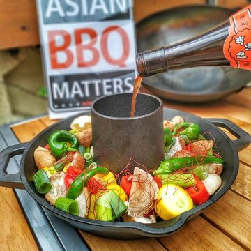 BBQ-Toro Hähnchenbräter Gusseisen Hähnchenbräter Ø 28 cm, mit Aroma-Kegel und Auffangschale, Gusseisen