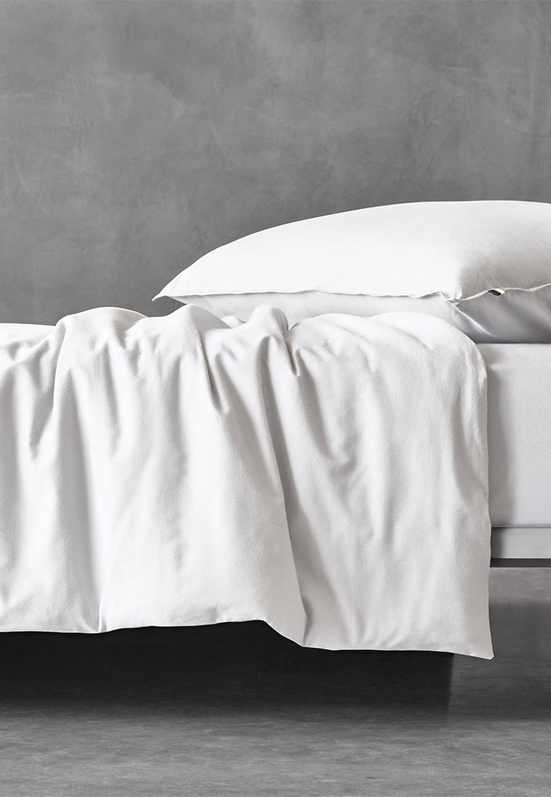 BOSS Home Bettwäsche BEBOSS, Satin, 2 teilig, ab 135x200 cm, mit Label-Applikationen, edles Peach-Finish, Premium