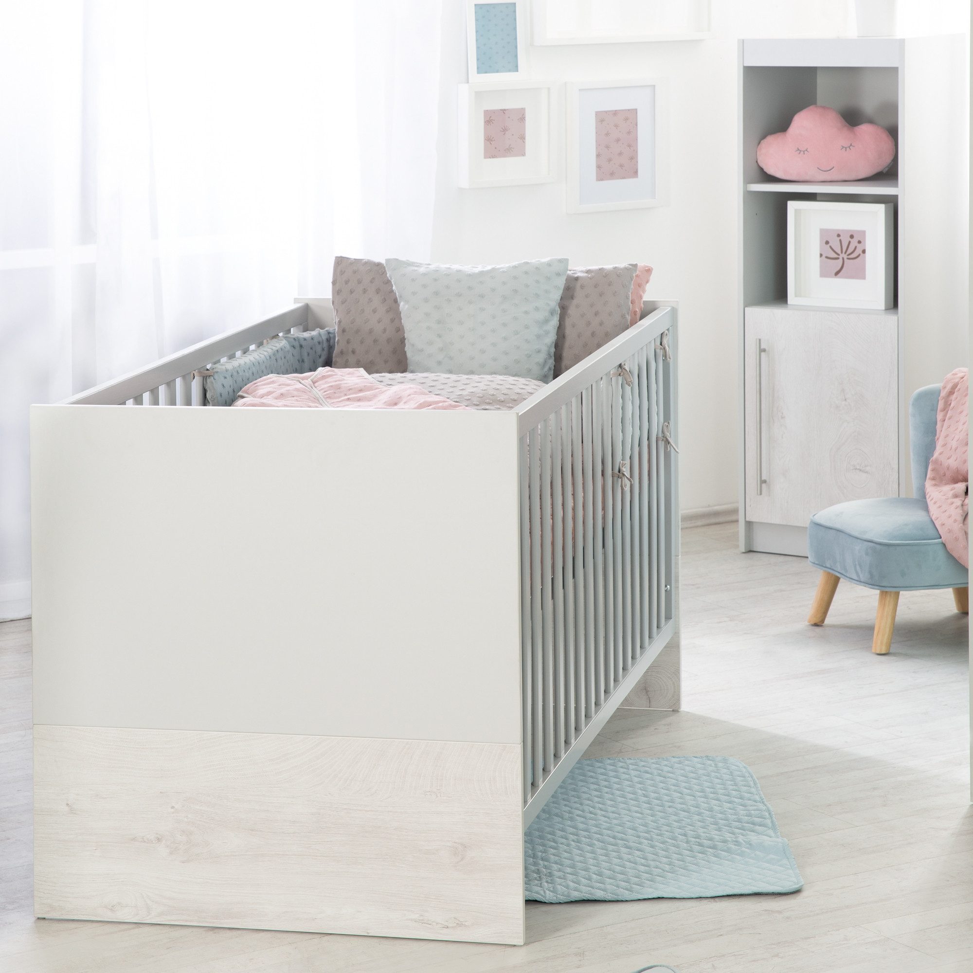roba® Babyzimmer-Komplettset Maren 2, Gitterbett, Wickelkommode, 3-türiger Drehtürenschrank, umbaubar – Bild 4 von 5