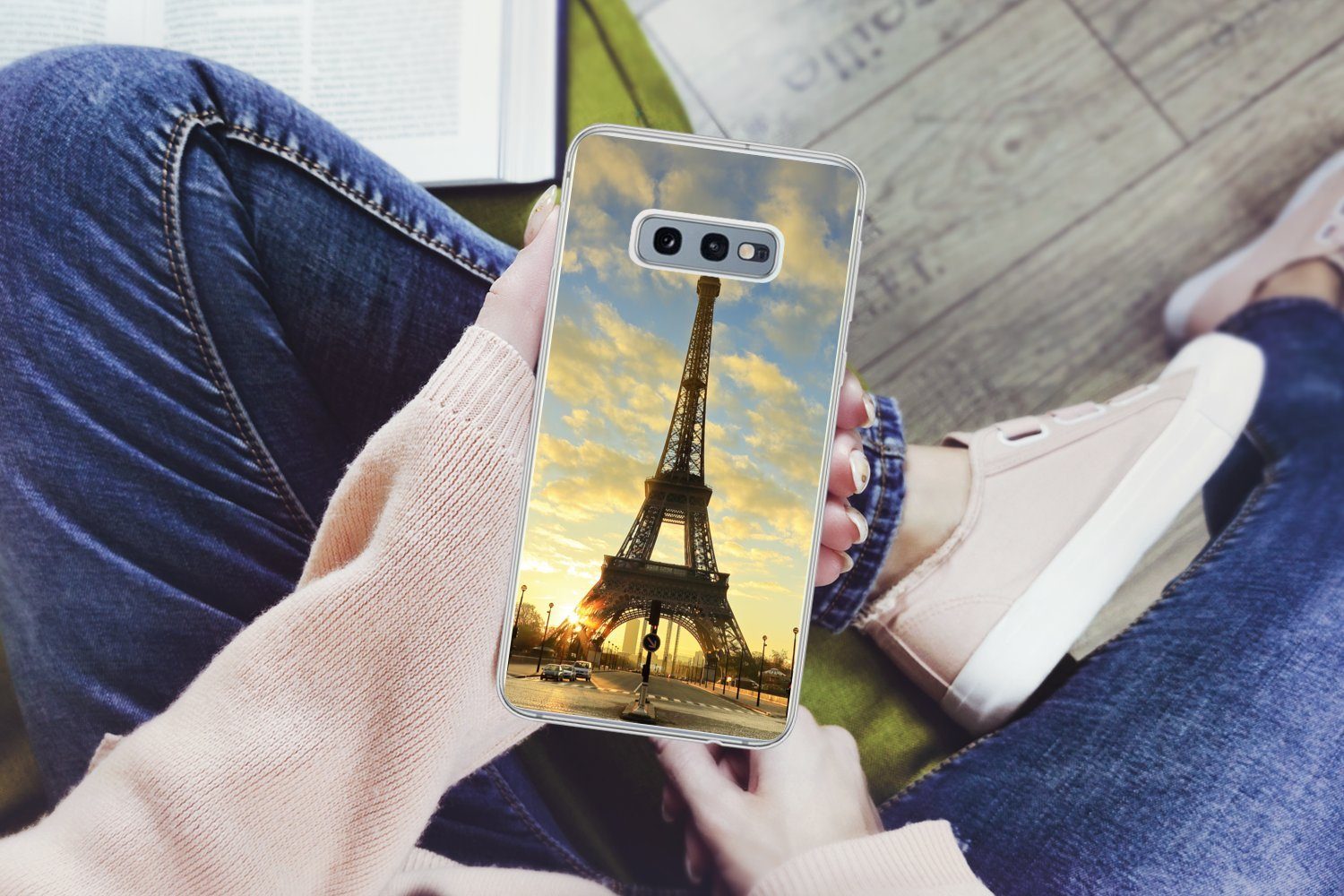 MuchoWow Handyhülle für Samsung Galaxy S10e Der Eiffelturm mit einem einzigartigen orangef, Phone Case, Silikon, Schutzhülle Dünn
