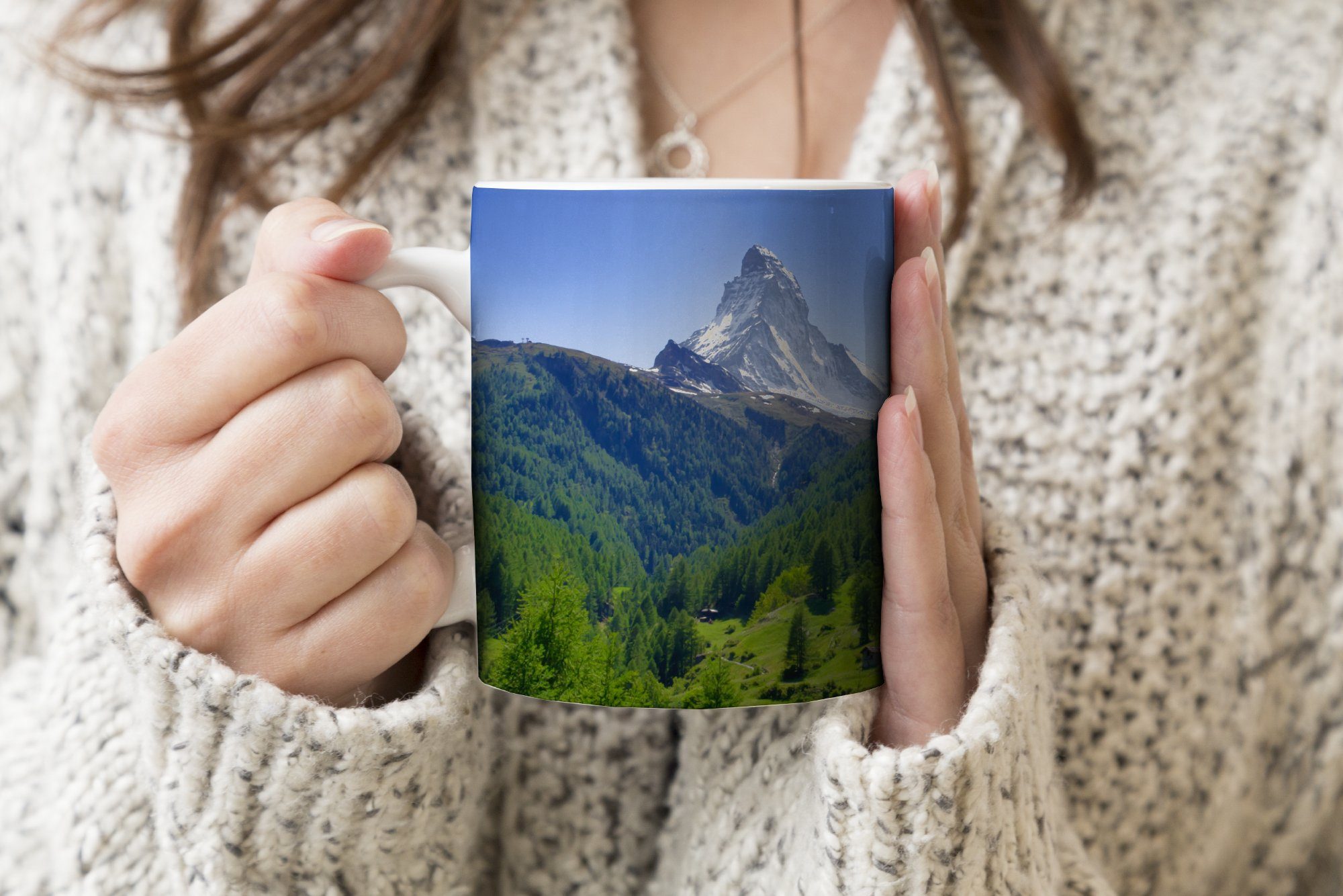 MuchoWow Tasse Schweizer Alpen im grünen Keramik, Teetasse, Becher, Geschenk Kaffeetassen, Teetasse, Bäumen, mit Matterhorn
