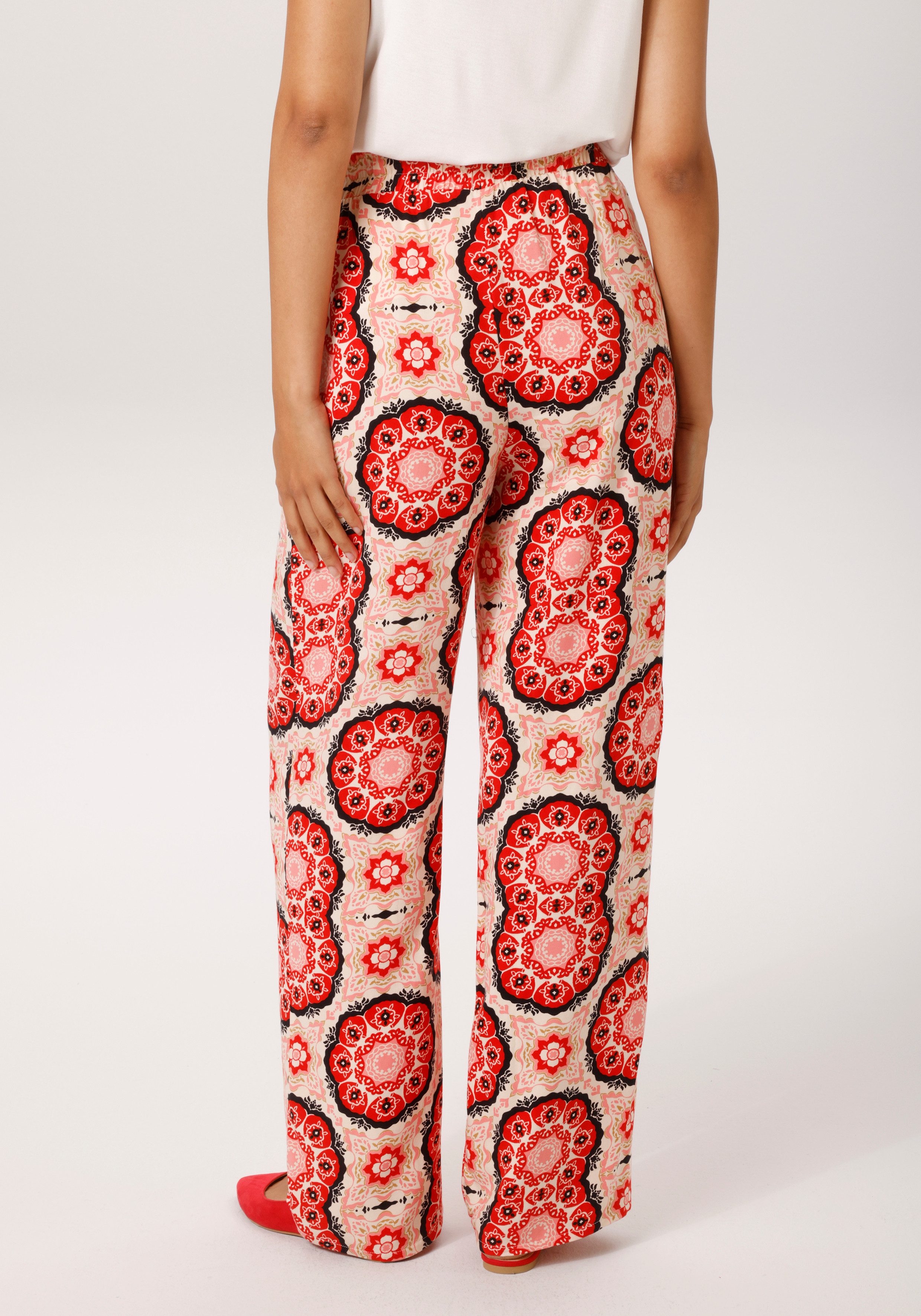 Aniston CASUAL Schlupfhose mit fantasievollem Mandela-Druck