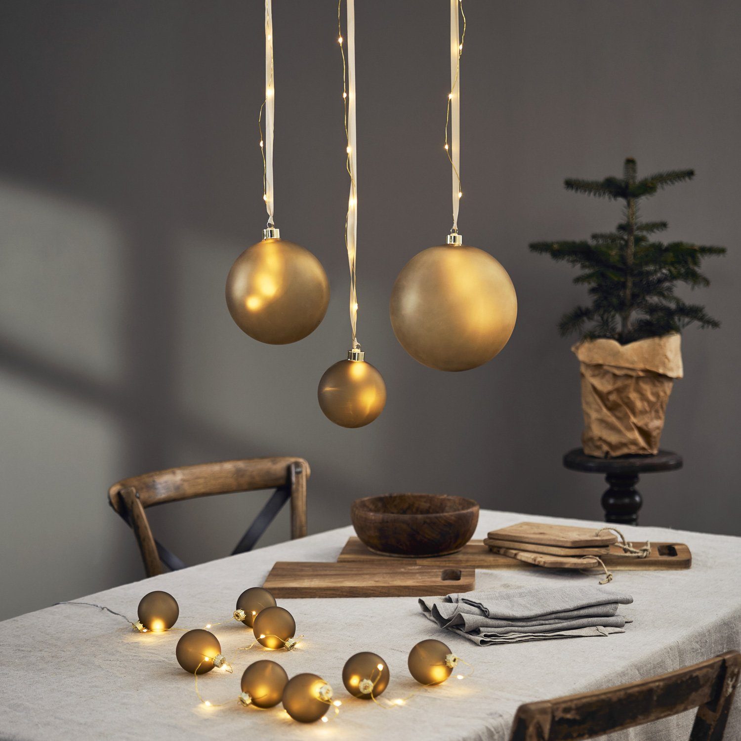 MARELIDA Weihnachtsbaumkugel LED Weihnachtskugel beleuchtete Christbaumkugel Glas Timer gold 15cm (1 St)
