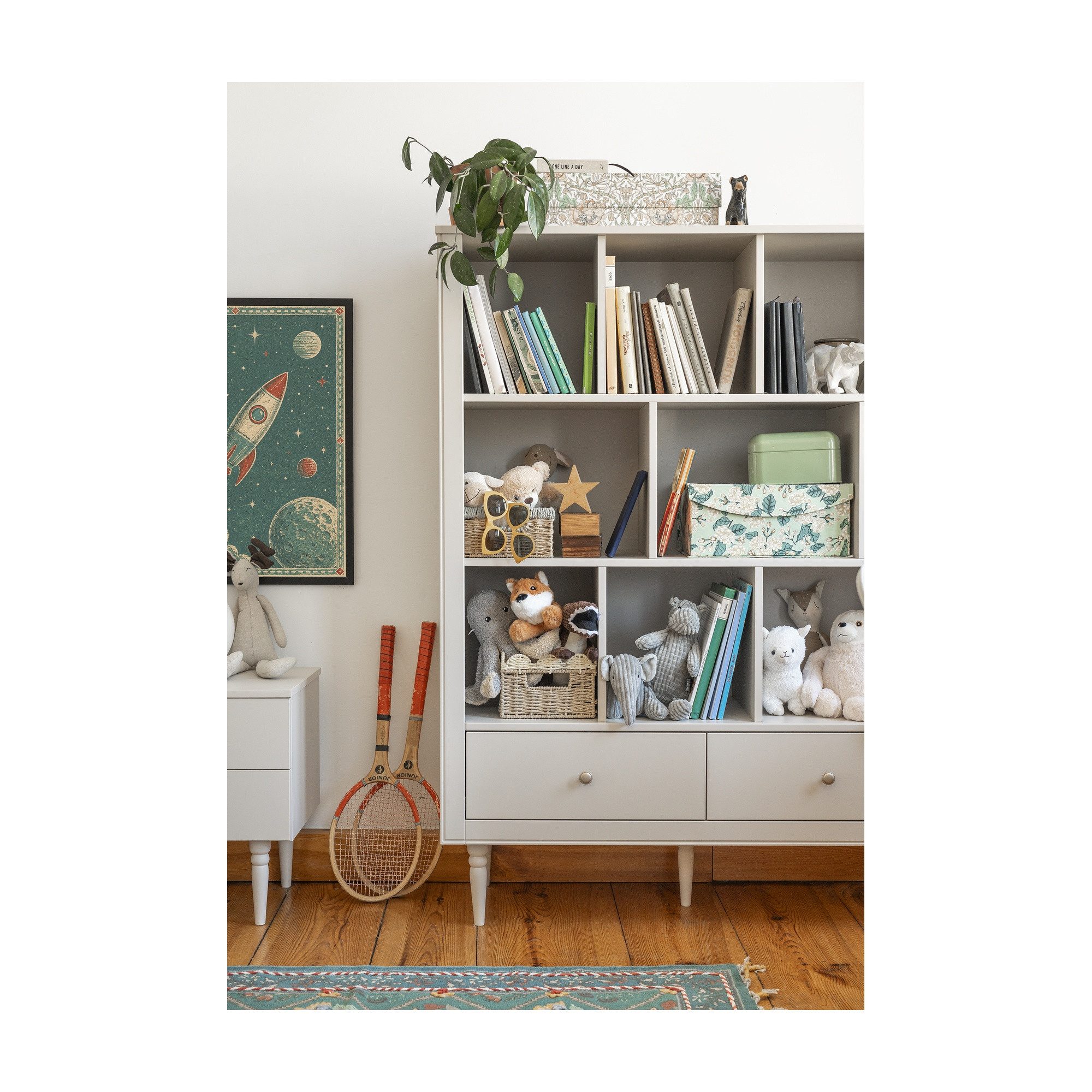 Raumhirsch Furniture Kinderregal Modernes Kinderregal PETITE mit Schubladen, Maße: 120,2 x 42 x 158 cm (asymmetrische Fächer, 2 Schubladen), Stil skandinavisch, Soft-Close-System, Buchenholzfüße