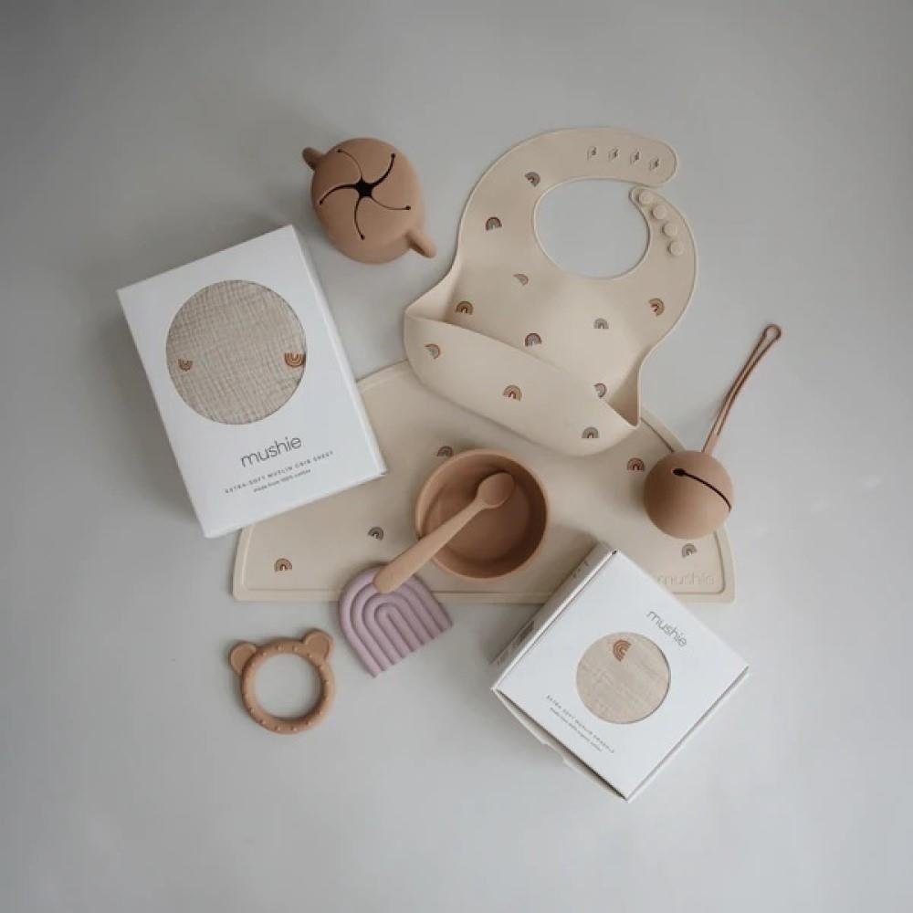 Mushie Lätzchen Silicone Baby Bib (Rainbows), BPA-frei Babylätzchen Schlabberlatz Kleckerlatz Barterl, beige