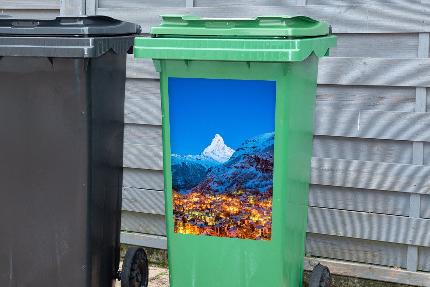Berg der Wandsticker MuchoWow Sticker, Schweiz Abfalbehälter (1 St), an einem Mülltonne, Container, Mülleimer-aufkleber, Bergdorf in verschneiten