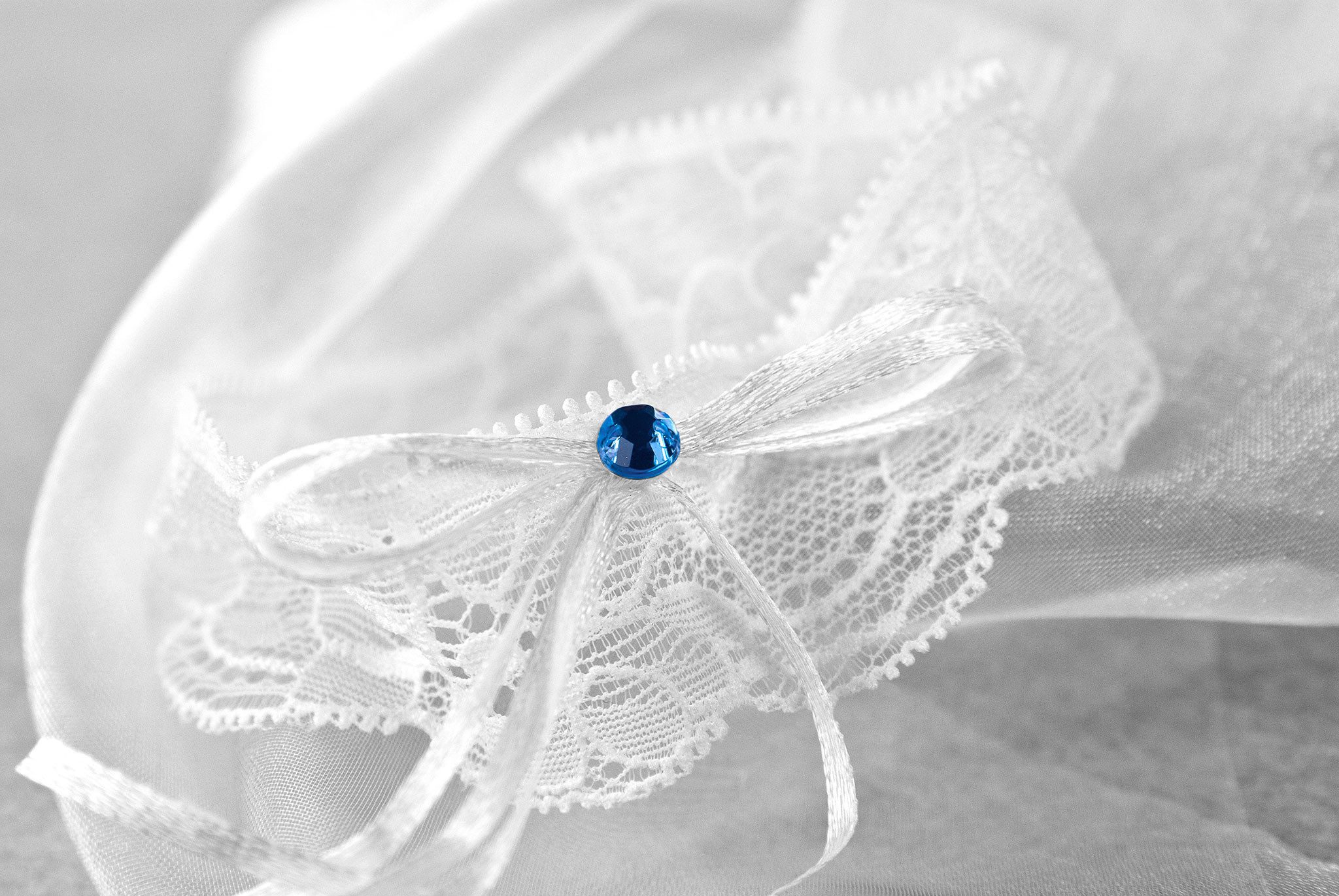 partydeco Strumpfband, Strumpfband zur Hochzeit mit Schleife & Strassstein Weiß