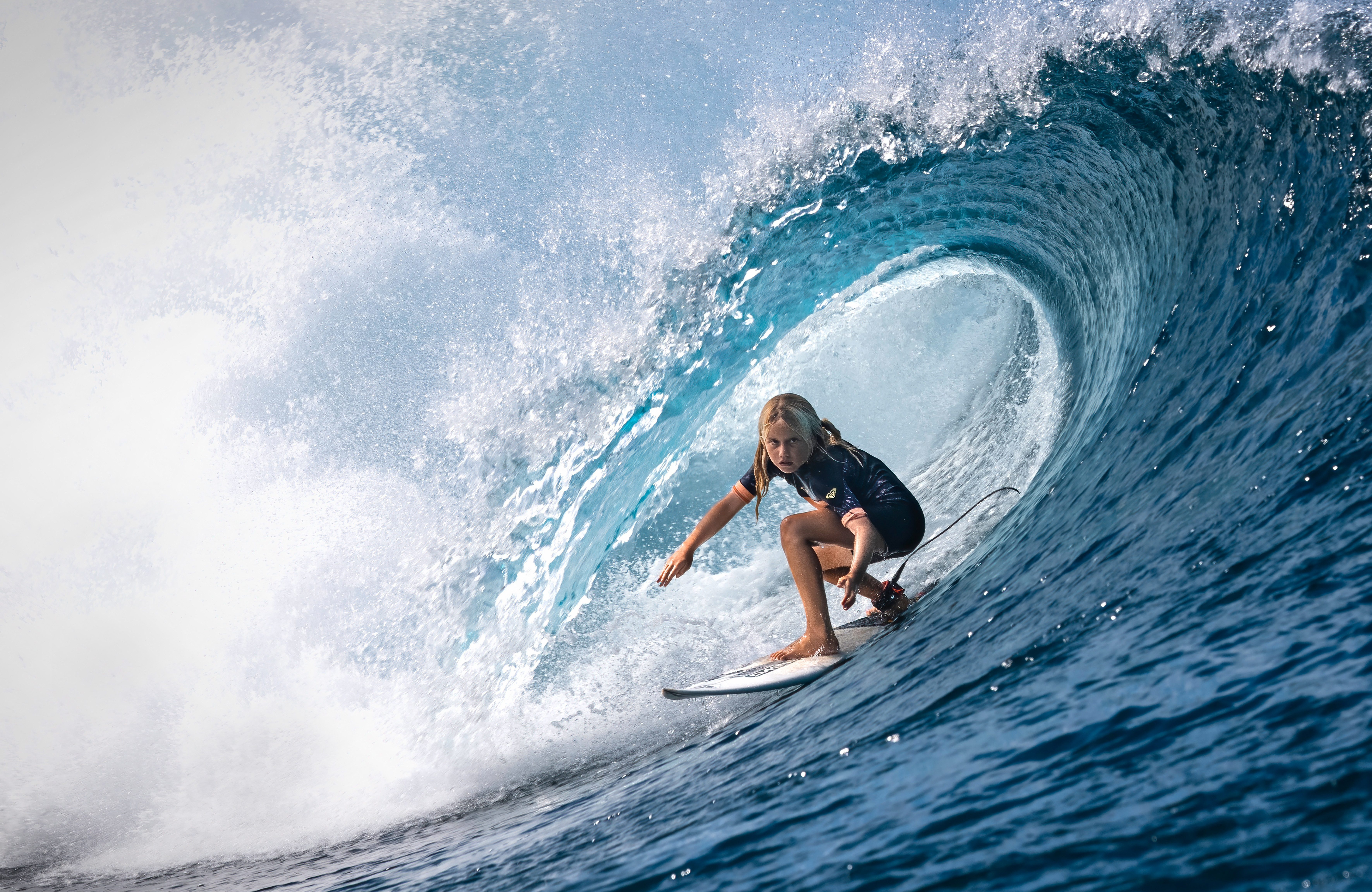 Fototapete VLIES-Tapete Premium Surfen Frau Welle Meer Blau