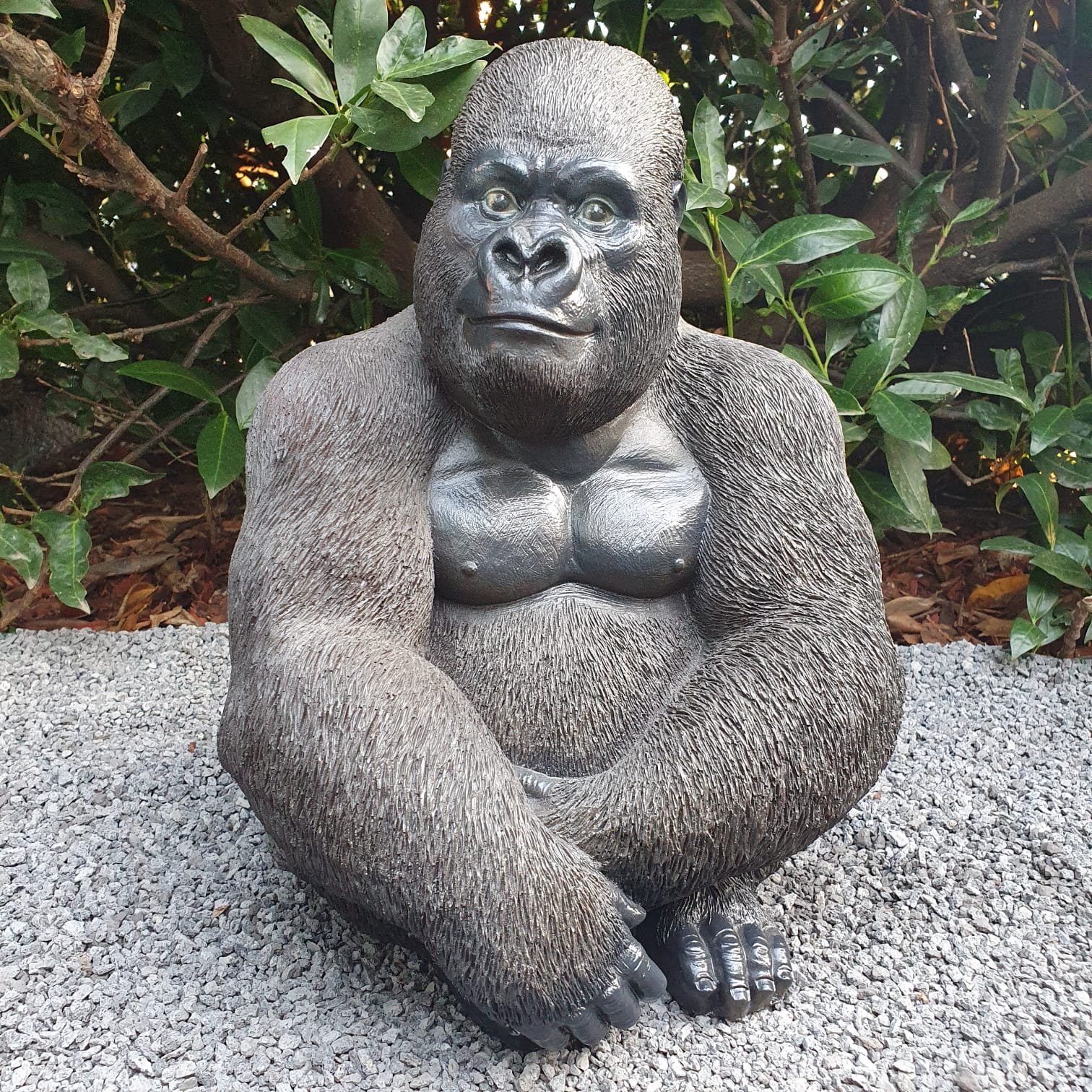 Aspinaworld Gartenfigur Fröhlicher Gorilla Figur die sitzt 40 cm wetterfest