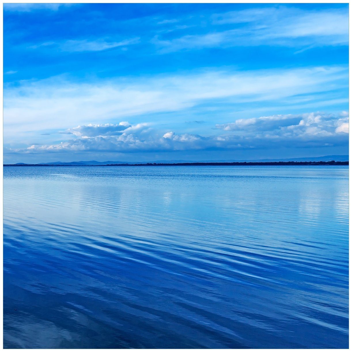 Wallario Premium Glasbild Blaue Meeresbucht in Italien mit Spiegelung im Wasser