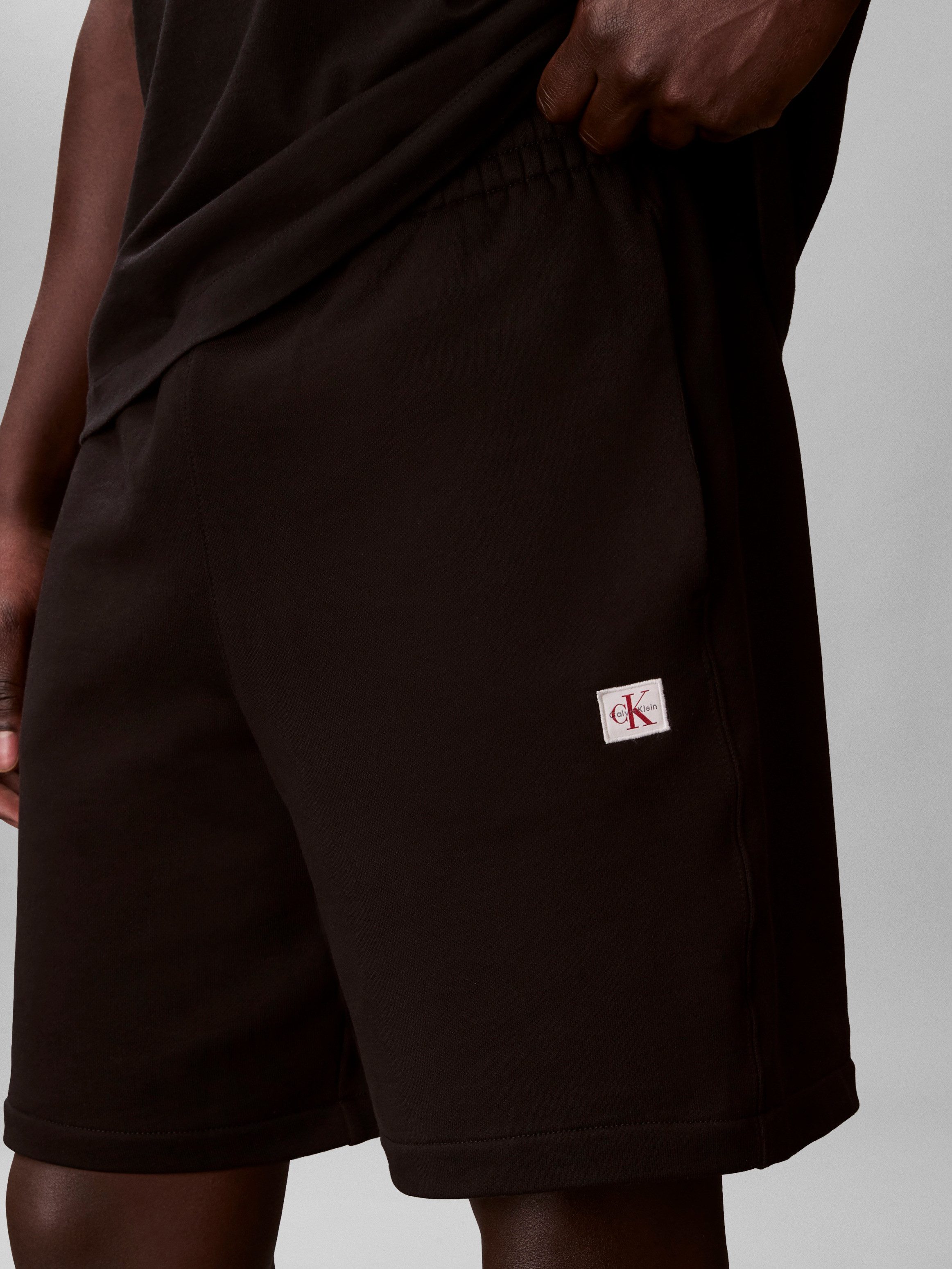Calvin Klein Jeans Sweatshorts Regular Fit, Logo-Badge, Seitentaschen