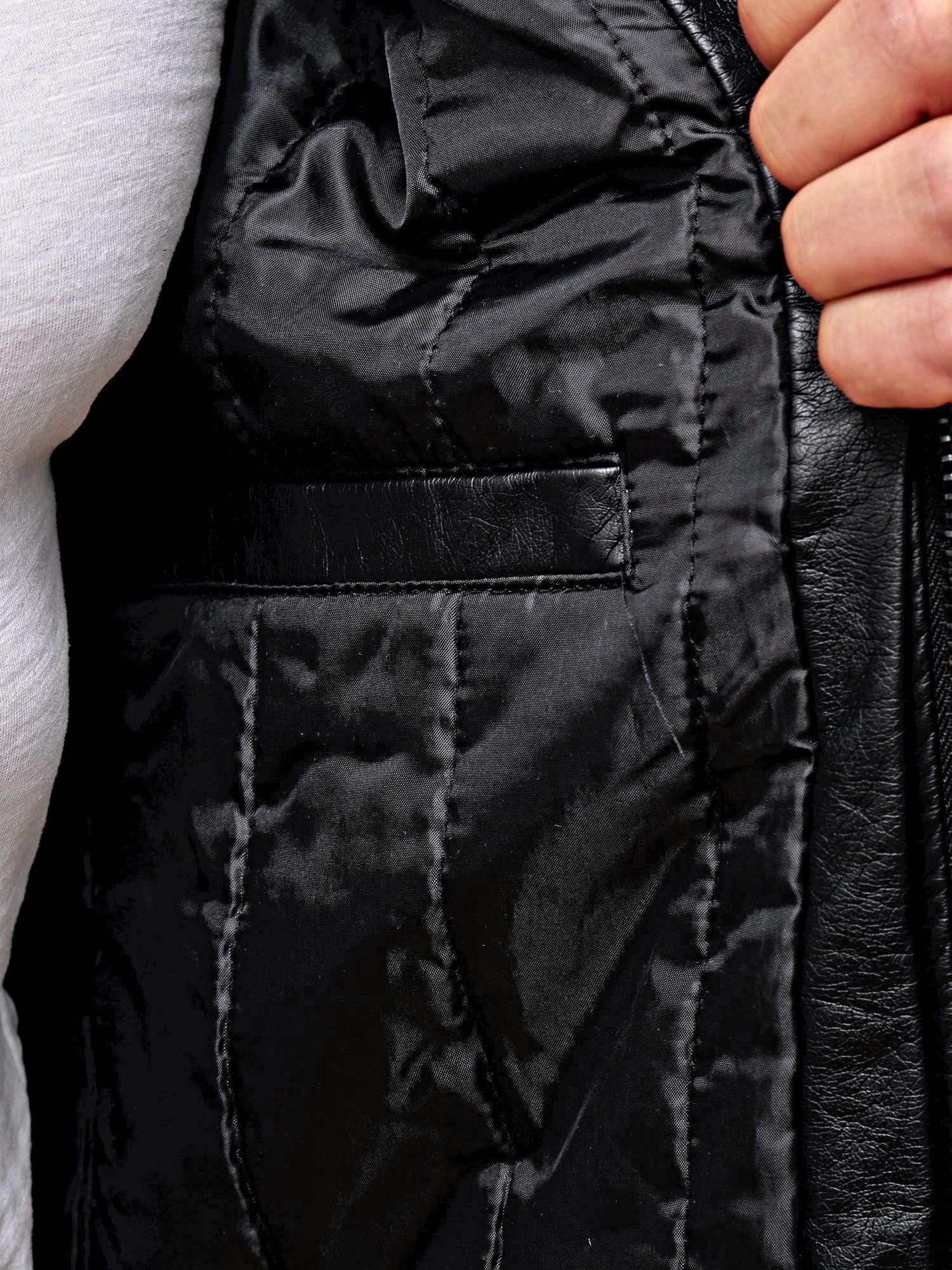 RedBridge Lederimitatjacke mit auffälligen Absteppungen im modischen Bikerstil auch in großen Größen erhältlich – Bild 5 von 5