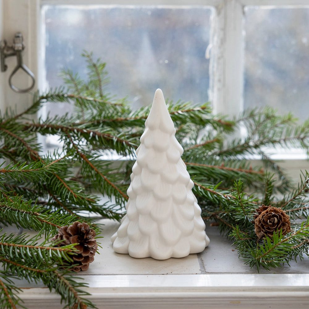 Storefactory Dekoobjekt Weihnachtsbaum Norrskog aus Keramik in weiß