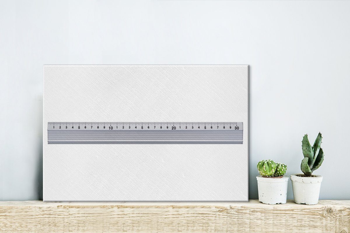 OneMillionCanvasses® Leinwandbild Aluminiumlineal auf Wandbild 30x20 cm weißem Leinwandbilder, (1 Aufhängefertig, Wanddeko, Hintergrund, St)