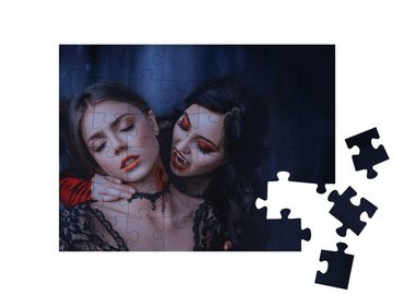 puzzleYOU Puzzle Vampirfrau beißt junge Frau in den Hals, 48 Puzzleteile, puzzleYOU-Kollektionen Vampire
