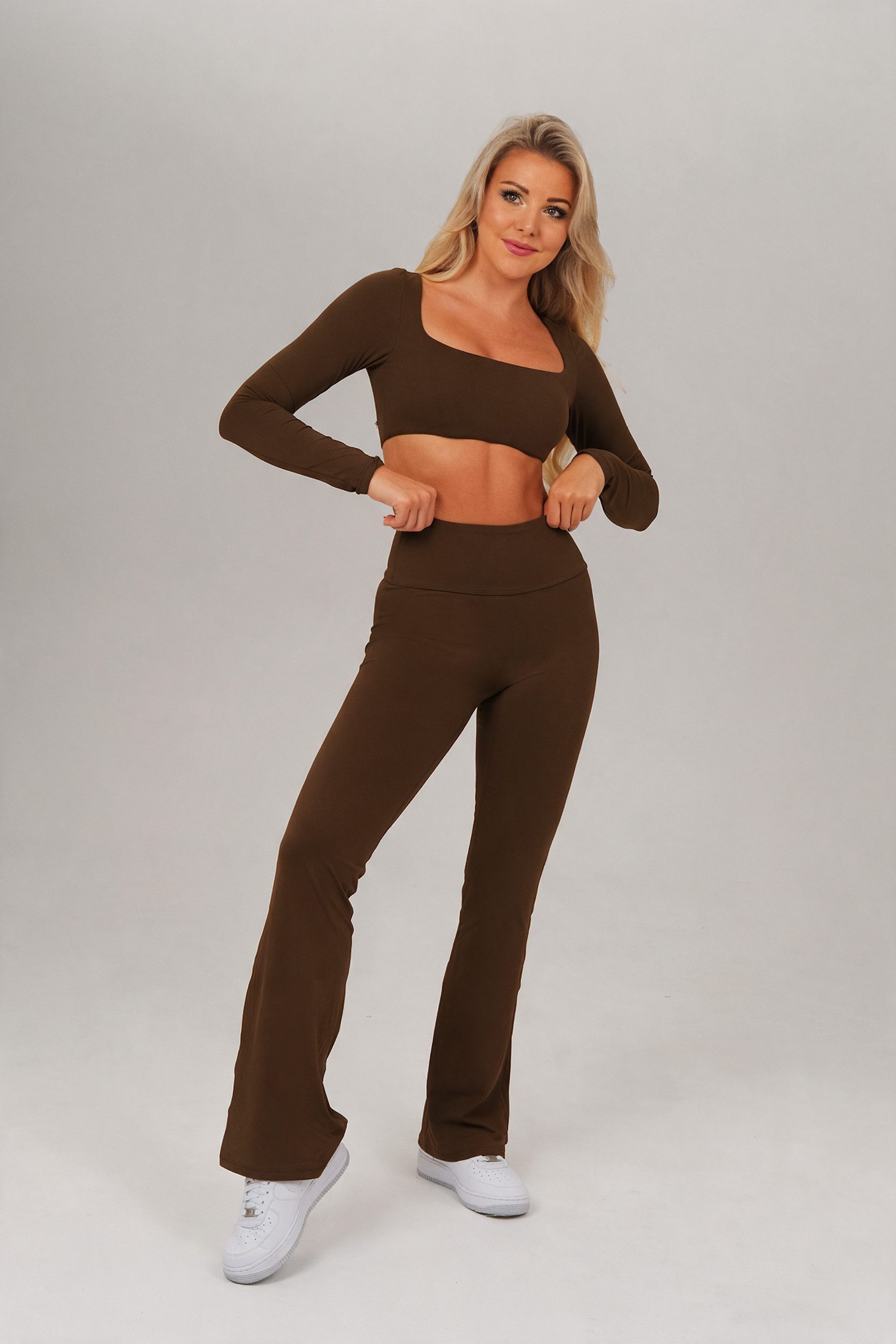FemmeTone Trainingsanzug Sportset Damen mit Crop-Top und High-Waist Schlagleggings (Set, 2-tlg., Oberteil mit Karree-Ausschnitt und formende Schlaghose), Fitness Zweiteiler Langarmshirt und Scrunch Flared-Hose für Yoga