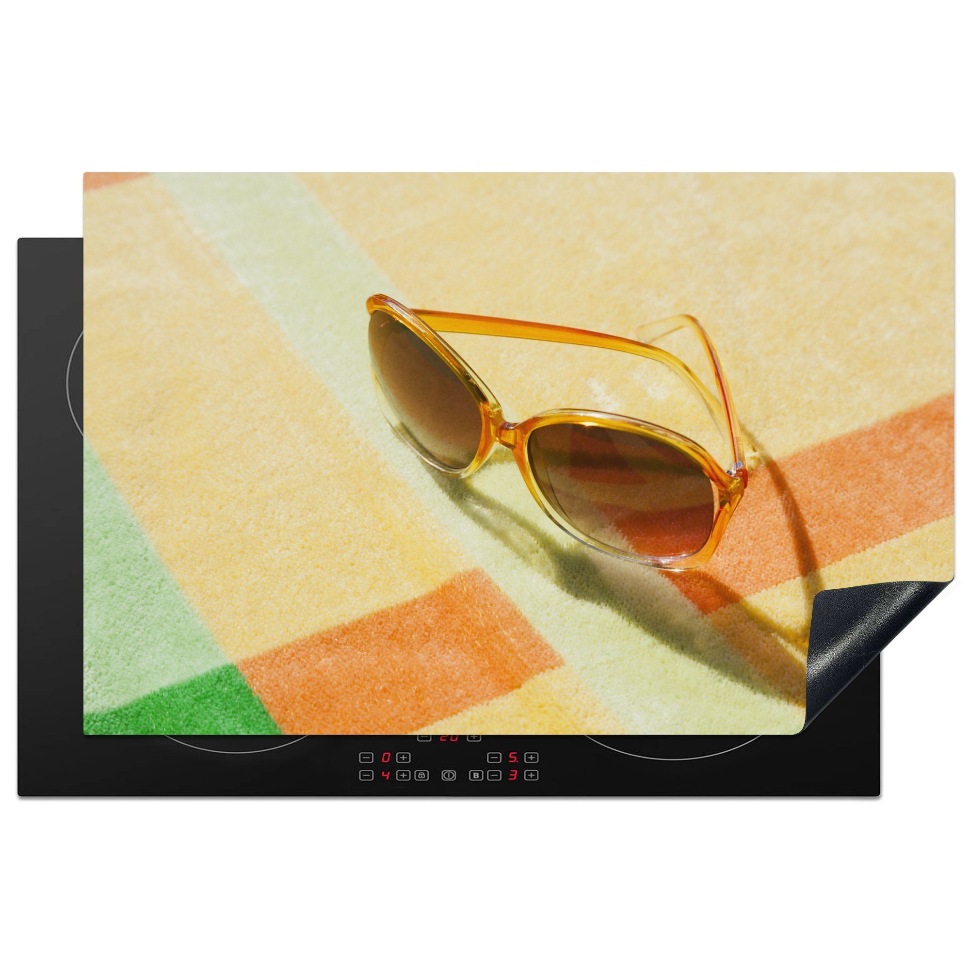 MuchoWow Herdblende-/Abdeckplatte Bild einer Sonnenbrille auf einer Decke, Vinyl, (1 tlg), 81x52 cm, Induktionskochfeld Schutz für die küche, Ceranfeldabdeckung