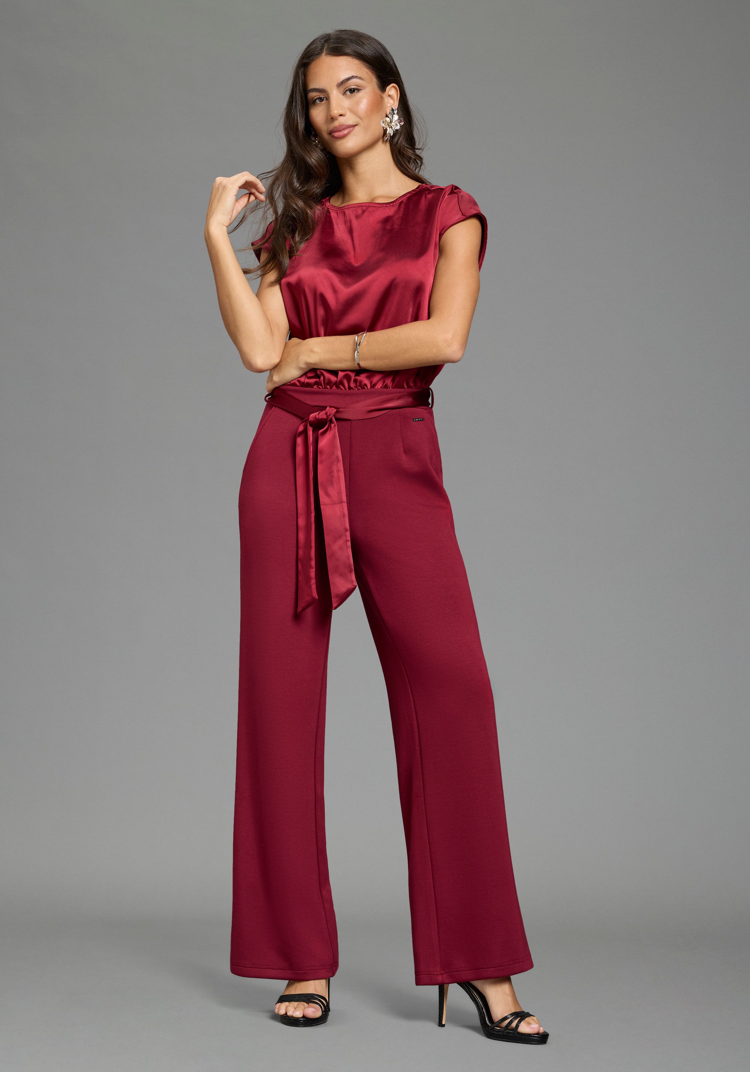 Laura Scott Jumpsuit aus glänzendem Satin, mit bequemer Jersey-Hose, figurbetonte Passform – Bild 3 von 5