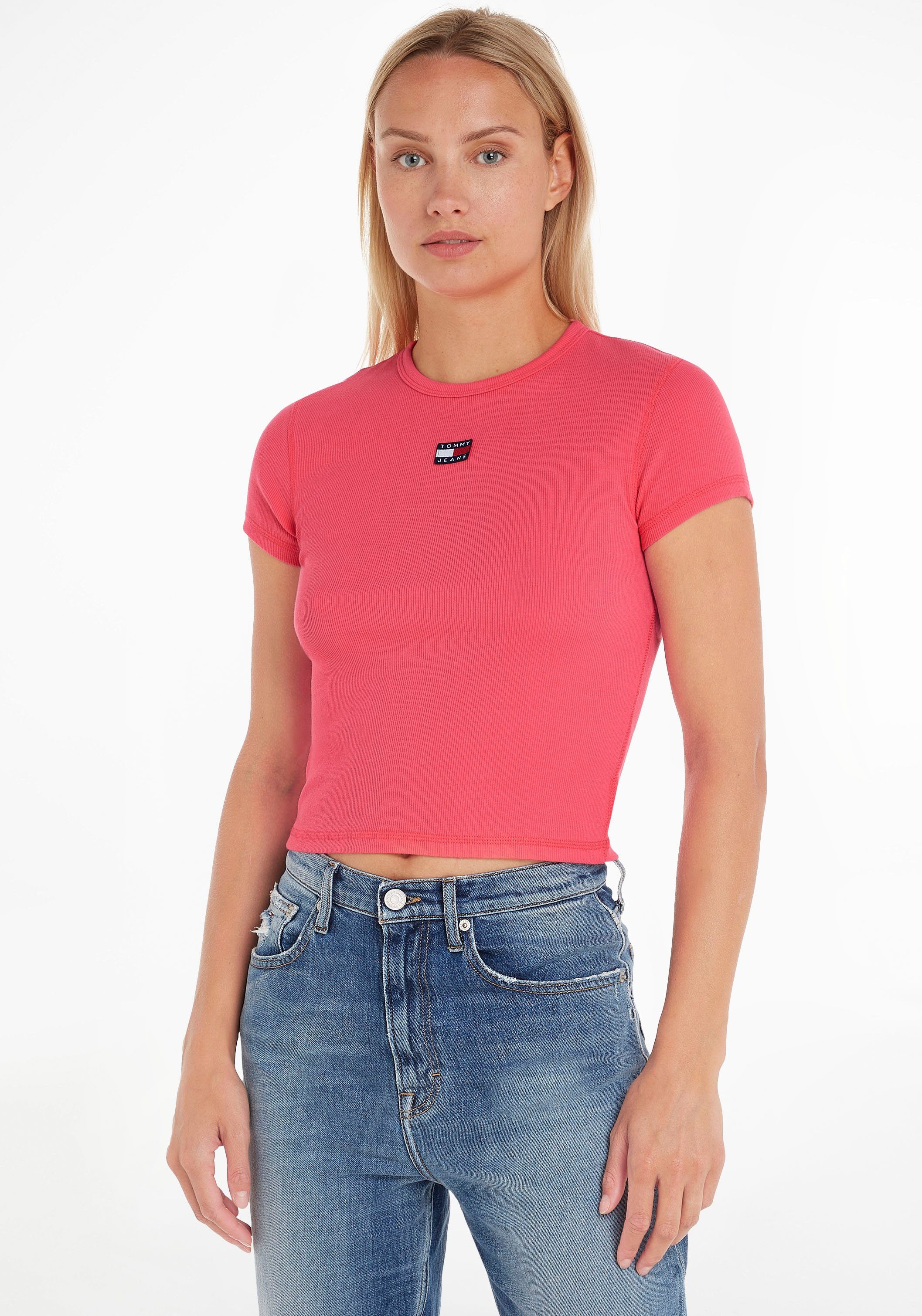 BBY XS RIB TJW Laser-Pink Logo-Badge BADGE mit Tommy Jeans T-Shirt