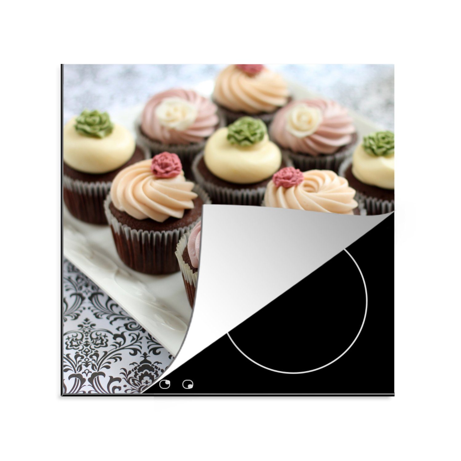 MuchoWow Herdblende-/Abdeckplatte Ein Teller mit Schokoladen-Cupcakes mit Zuckerguss, Vinyl, (1 tlg), 78x78 cm, Ceranfeldabdeckung, Arbeitsplatte für küche