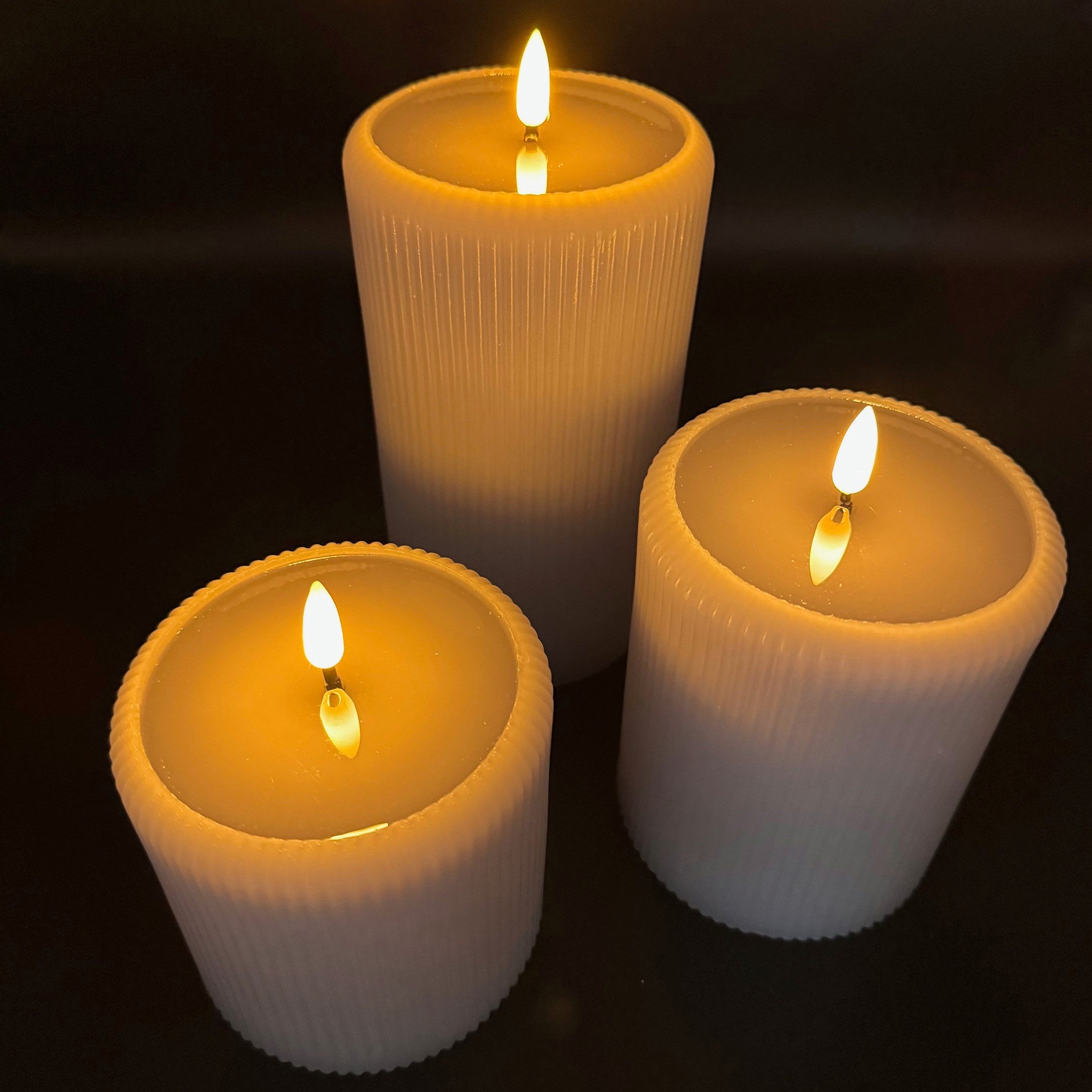 Online-Fuchs LED-Kerze 3 moderne LED Stumpenkerzen XL mit spiegelnder Flamme und Timer (aus Echtwachs gefertigt, in Grün, Grau, Blau und Pflaume), im modernen Rillendesign gehalten