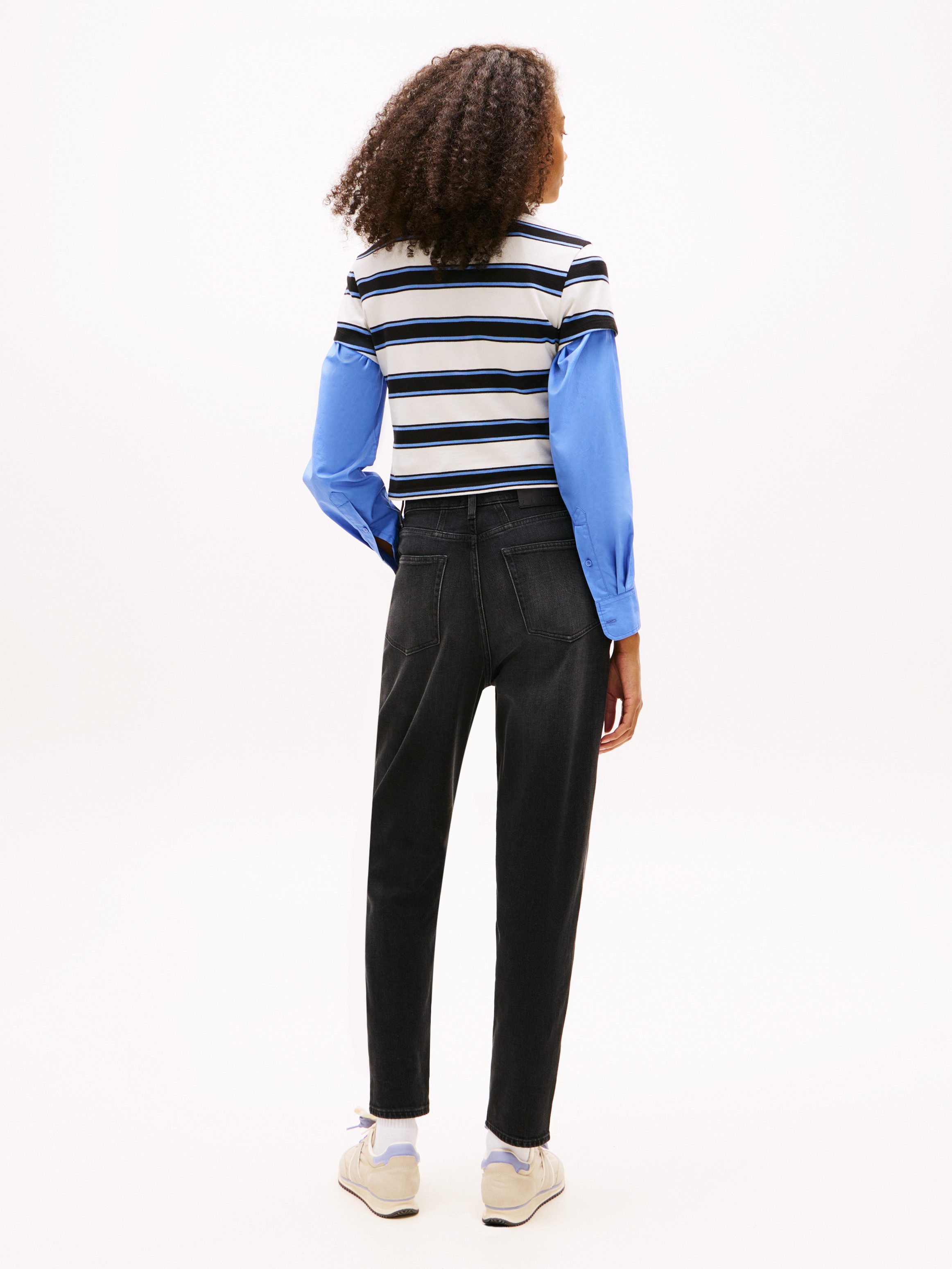 Tommy Jeans Mom-Jeans MOM JEAN UH TPR mit Logo-Stickereien, in knöchelfreier Länge