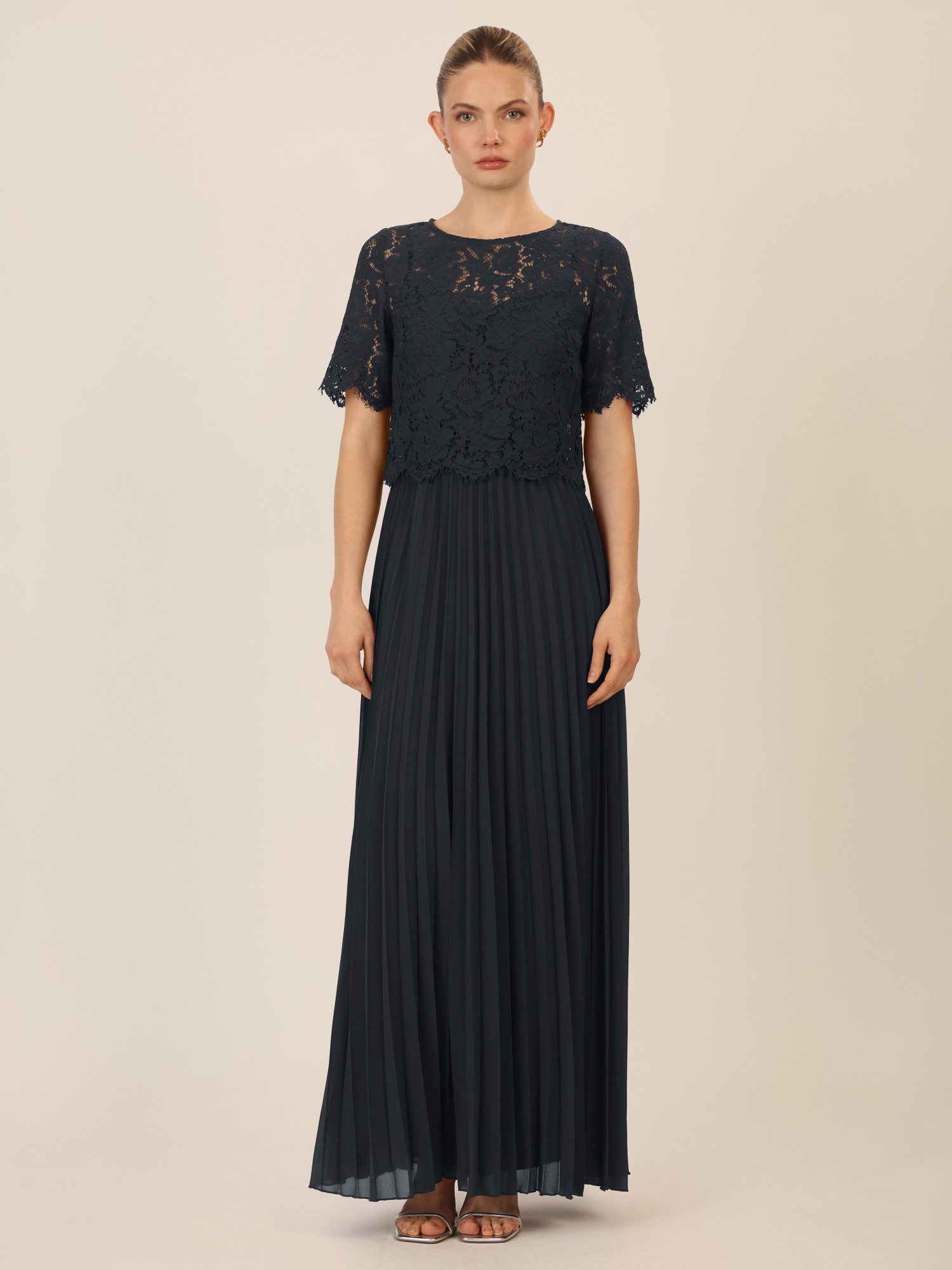 Apart Abendkleid mit Spitzenoberteil und Plisseerock