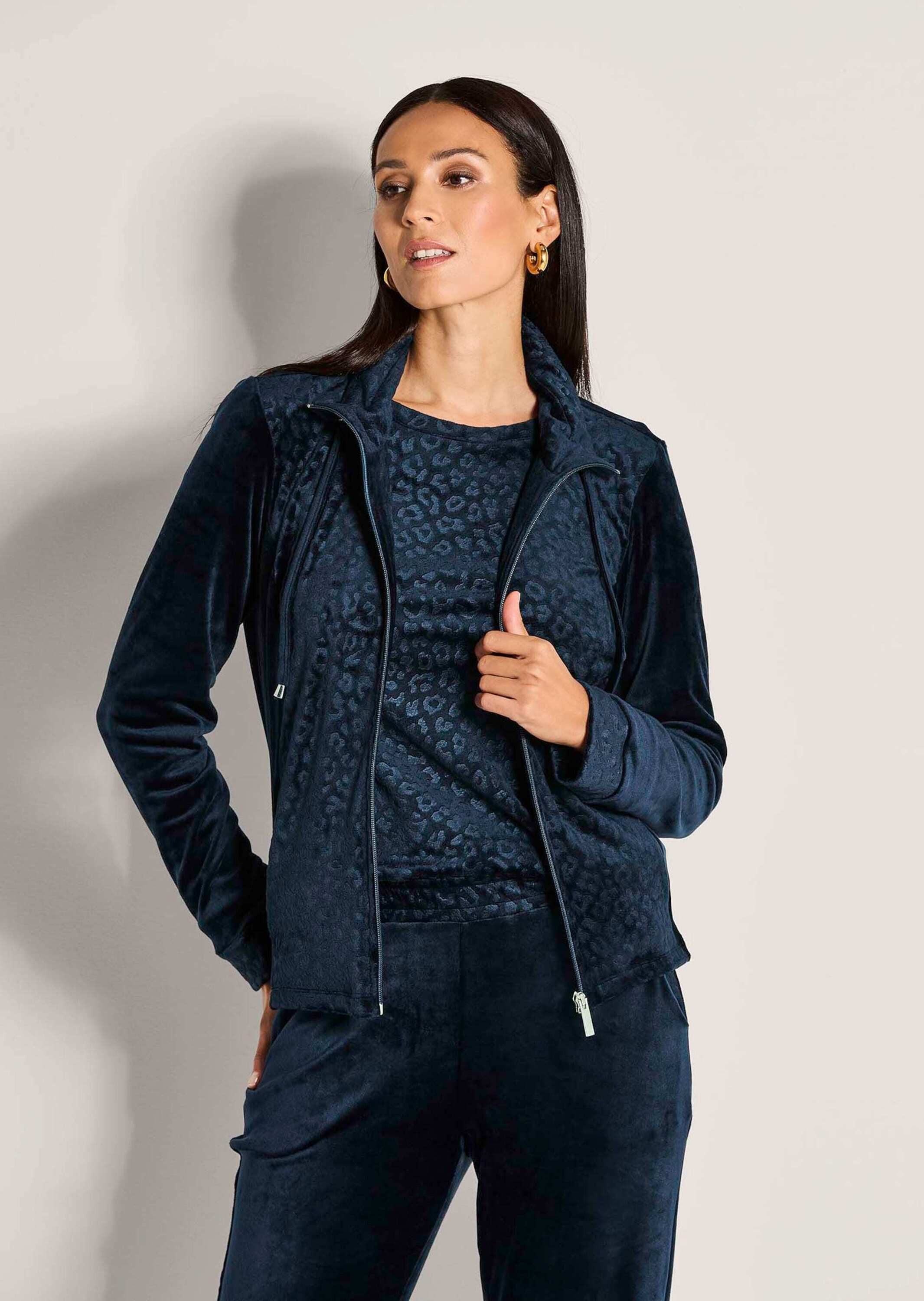 MADELEINE Outdoorjacke Flauschige Nickijacke mit Reißverschluss Sportive Jacke mit Stehkragen und Taschen