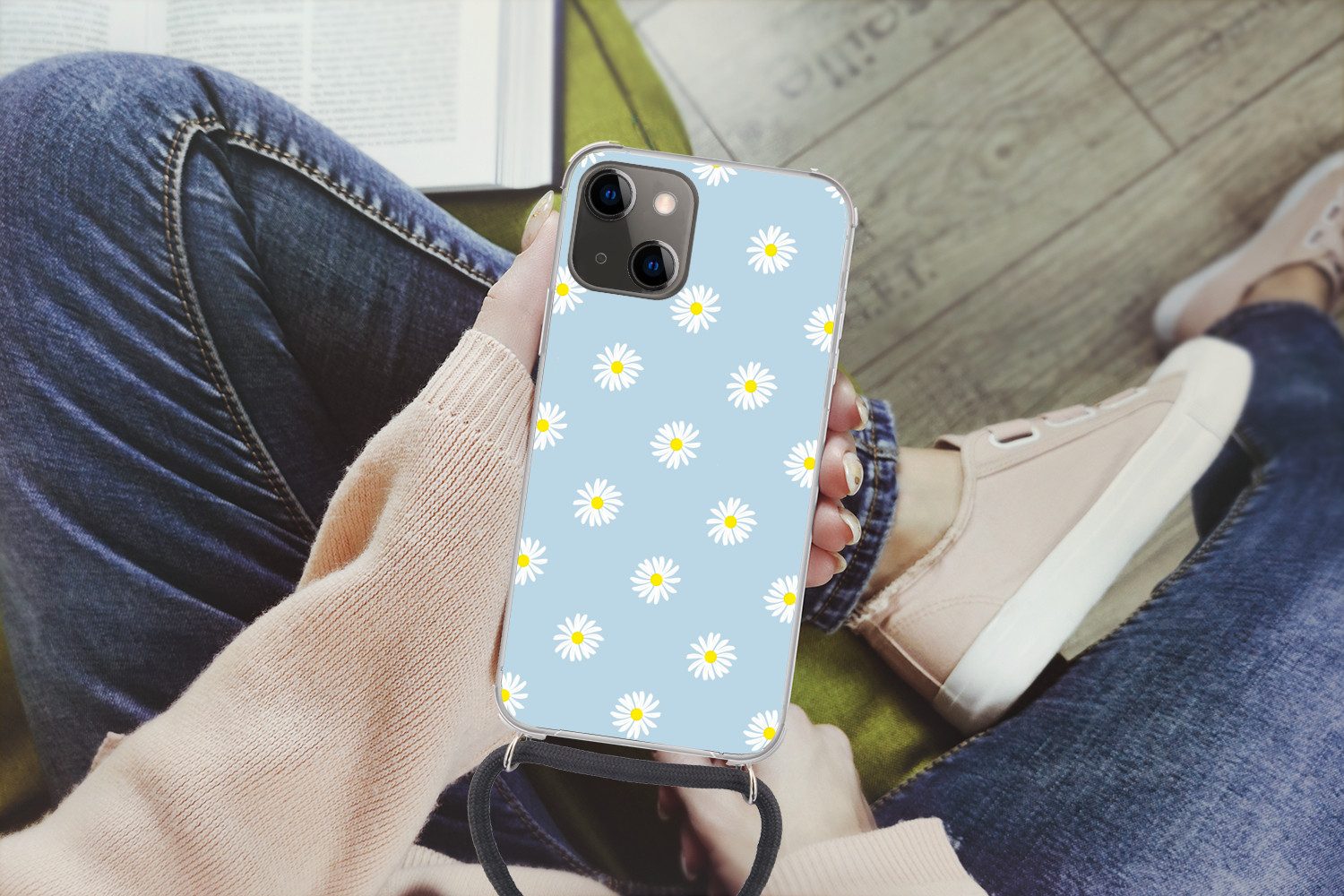 MuchoWow Handyhülle für Apple iPhone 13 Gänseblümchen - Pastell - Weiß - Blau - Blumen, Tragbare Handyhüllen mit Kette zum umhängen, Handykette Handyband