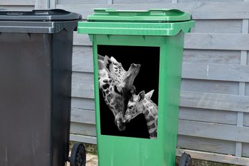 MuchoWow Wandsticker Giraffe - Wildtiere - Porträt - Schwarz-Weiß (1 St), Mülleimer-aufkleber, Mülltonne, Sticker, Container, Abfalbehälter