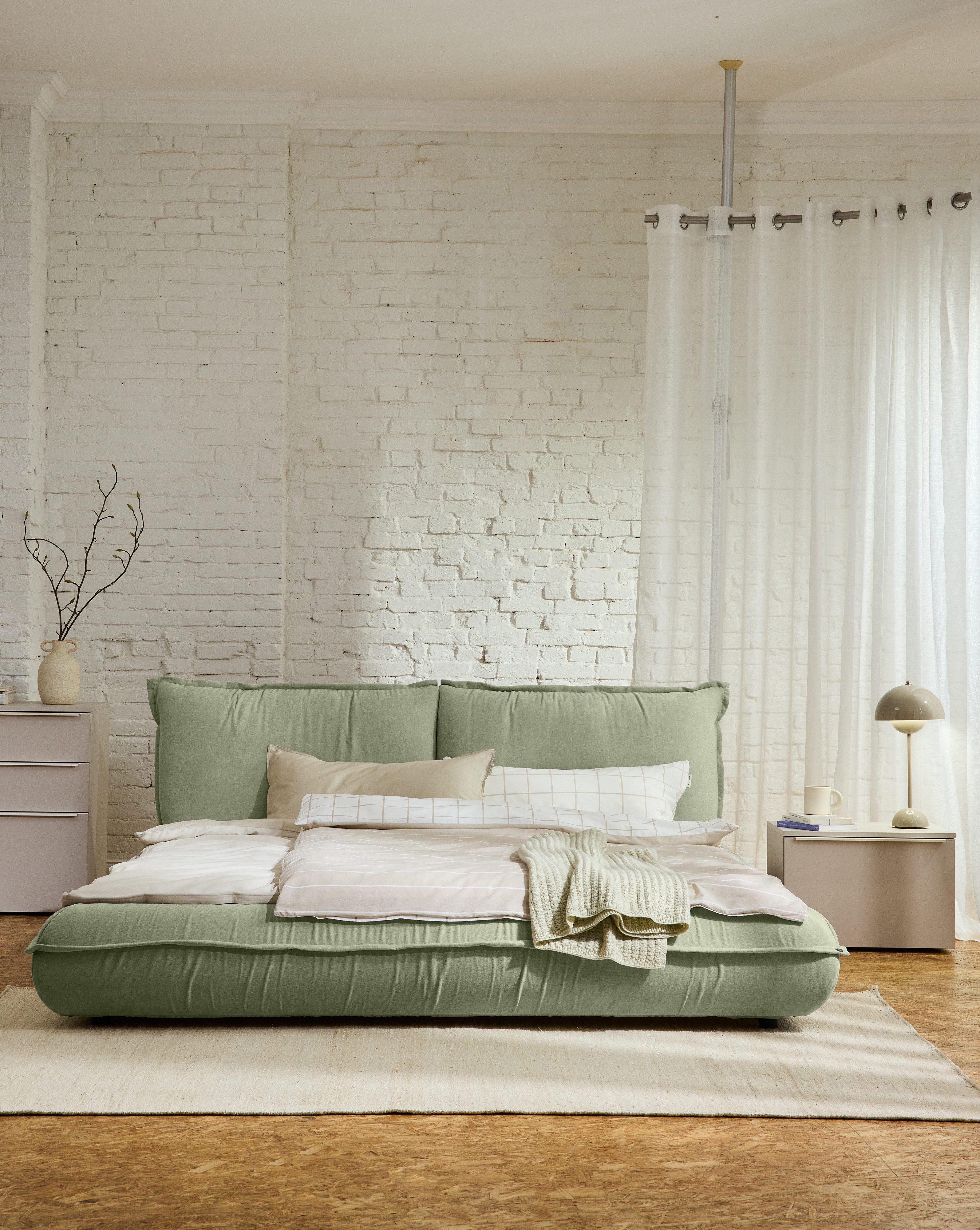 TOM TAILOR HOME Polsterbett PILLOW BED – lässiges Bett mit Kopfteil und Bettrahmen in Kissenform, besonders niedrige Optik – Bettrahmen mit abnehmbarem Bezug