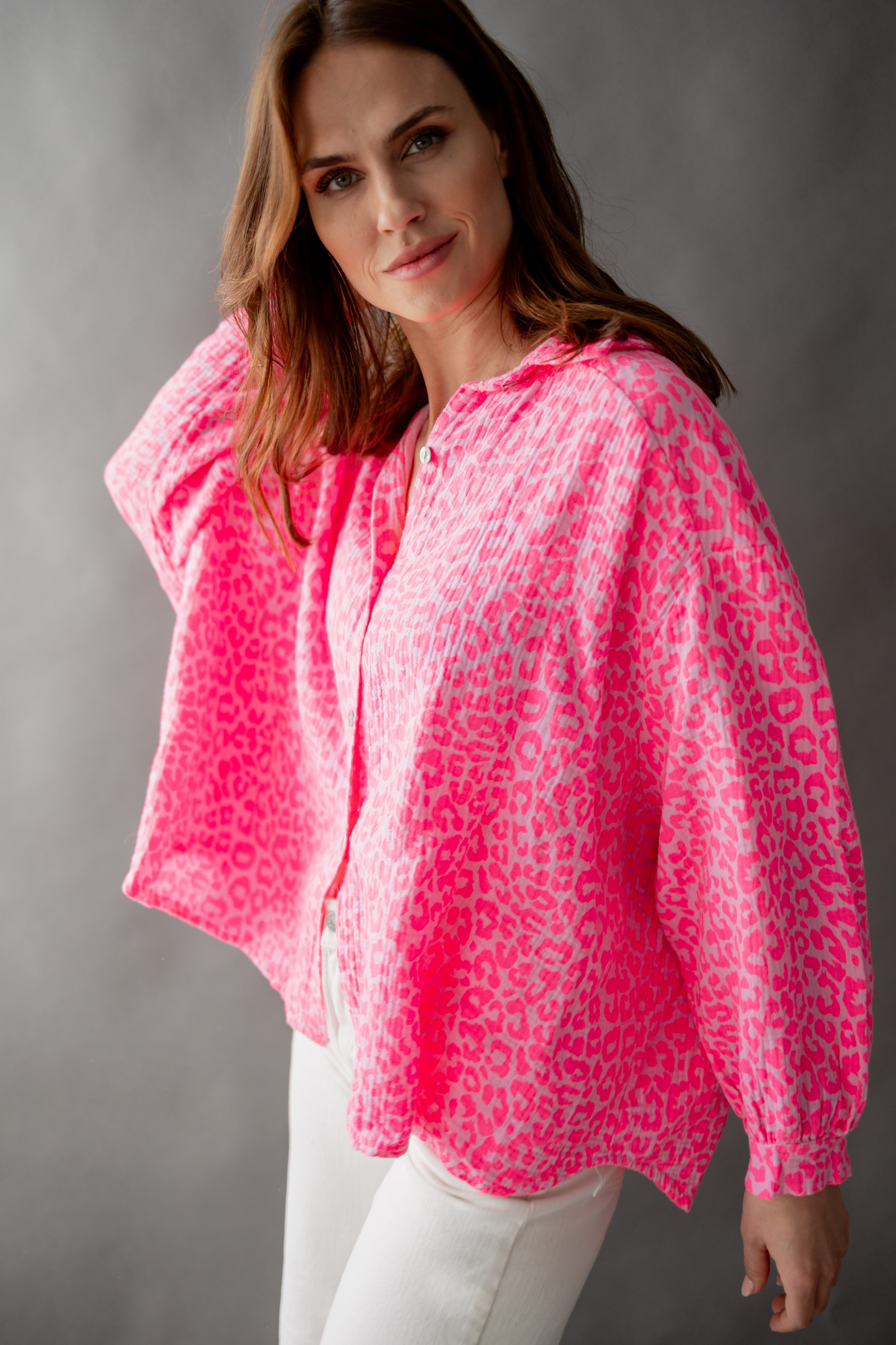von Herzen Langarmbluse Kurze Musselinbluse "Pink Leo" – 100% Baumwolle – Animalprint
