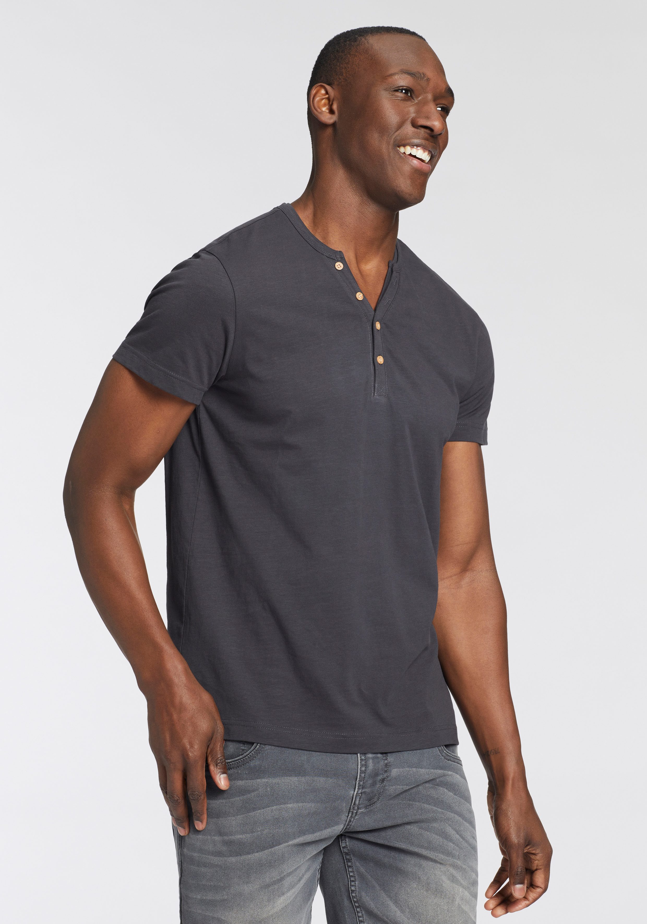 Bruno Banani T-Shirt Mit geknöpften V-Ausschnitt günstig online kaufen