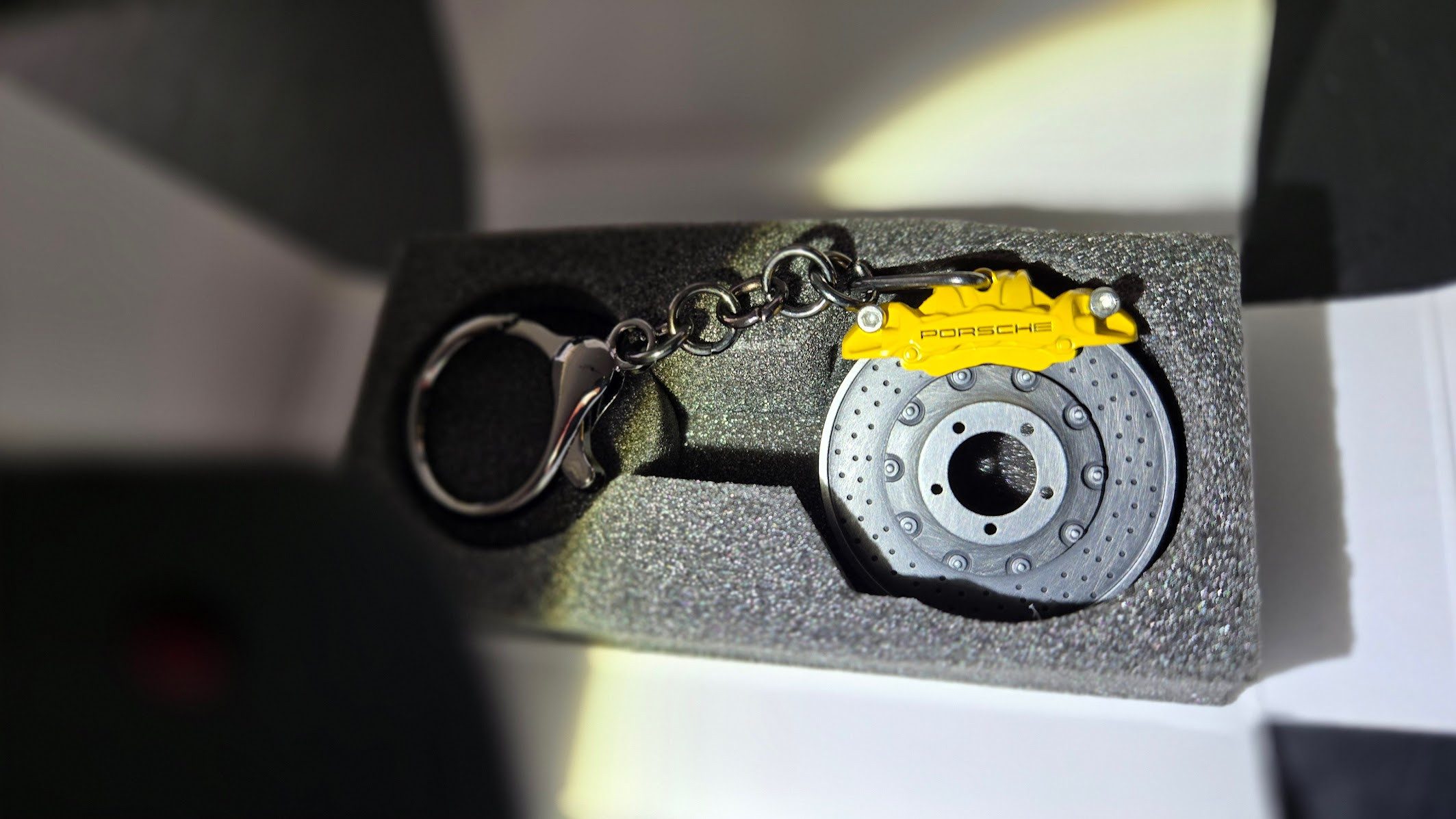 Porsche Schlüsselanhänger Bremsscheibe + Sattel racing gelb drehbar PCCB Keramik-Style