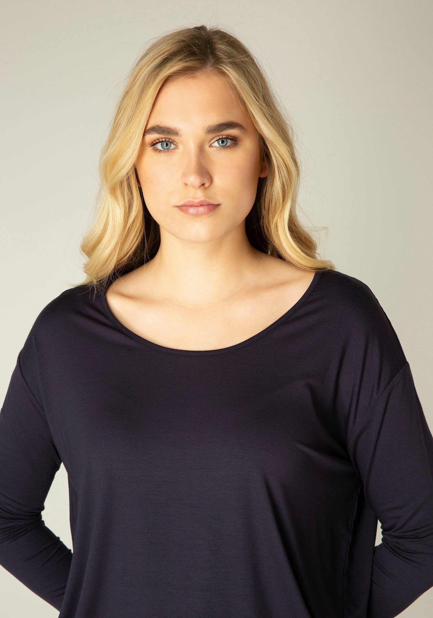 Base Level Langarmshirt Yolanda Weiter Schnitt mir formgebendem Einsatz in der Hüfte