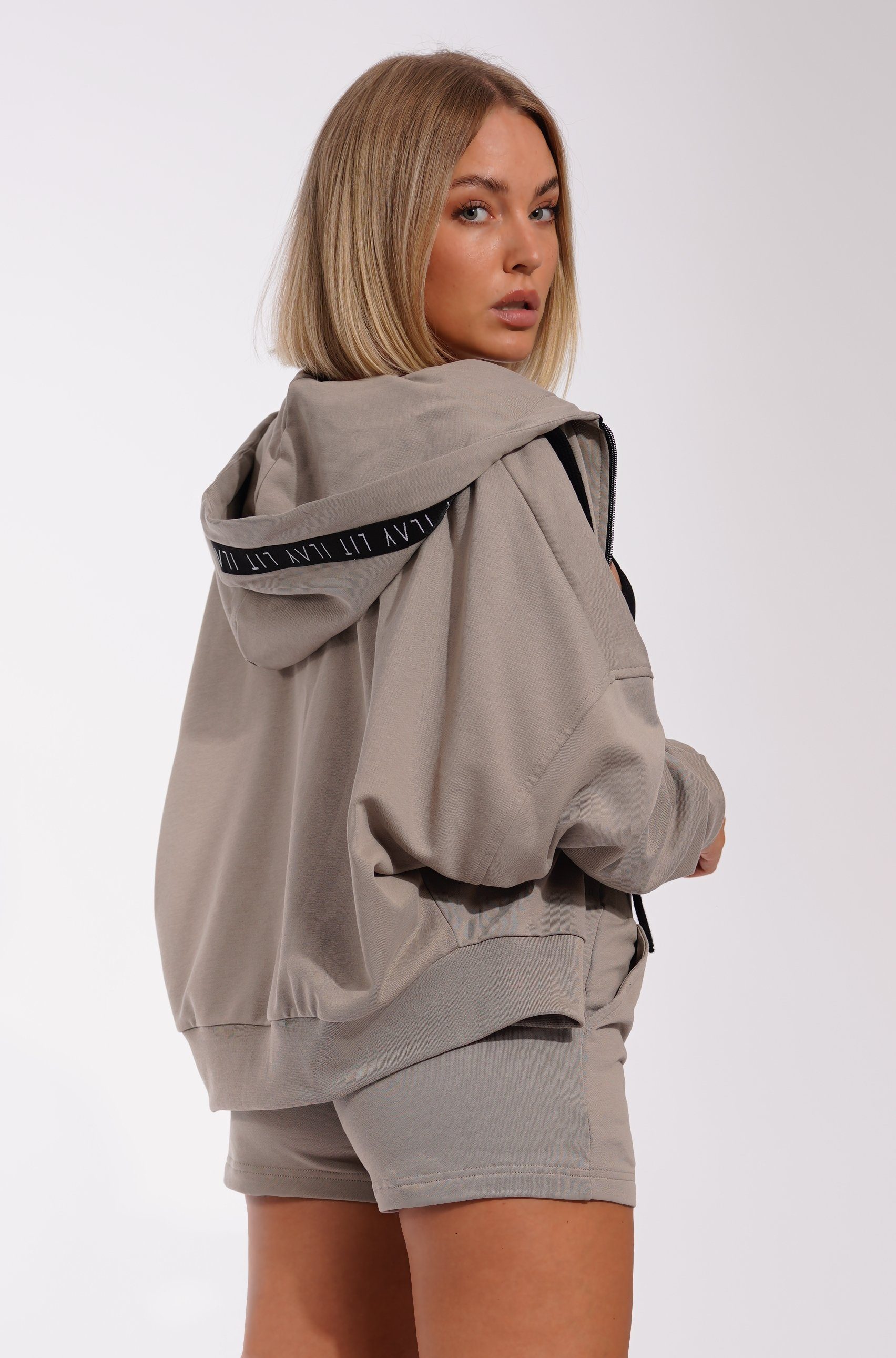 ILAY Lit Kapuzensweatjacke Zoodie Short Zip Jacket- Bold Urban- Taupe Labelband an der Kapuze