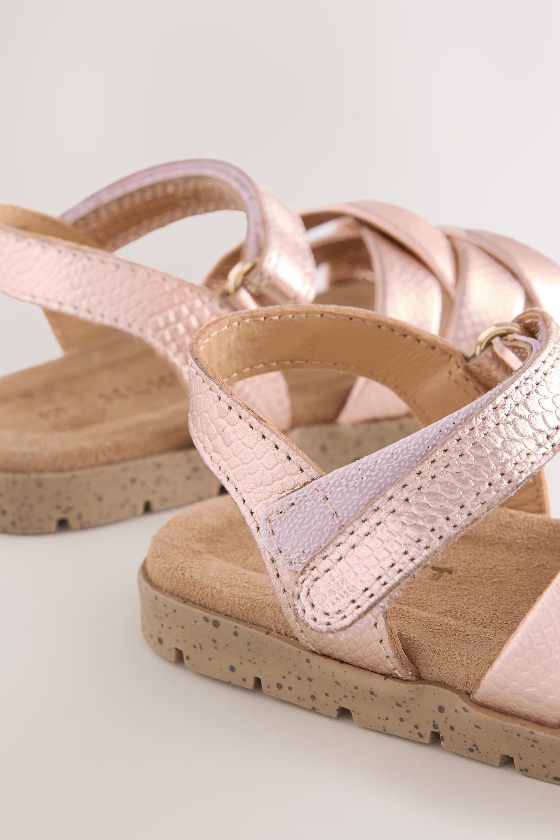 Next Ledersandalen in Flechtoptik mit Klettverschluss Sandale (1-tlg)