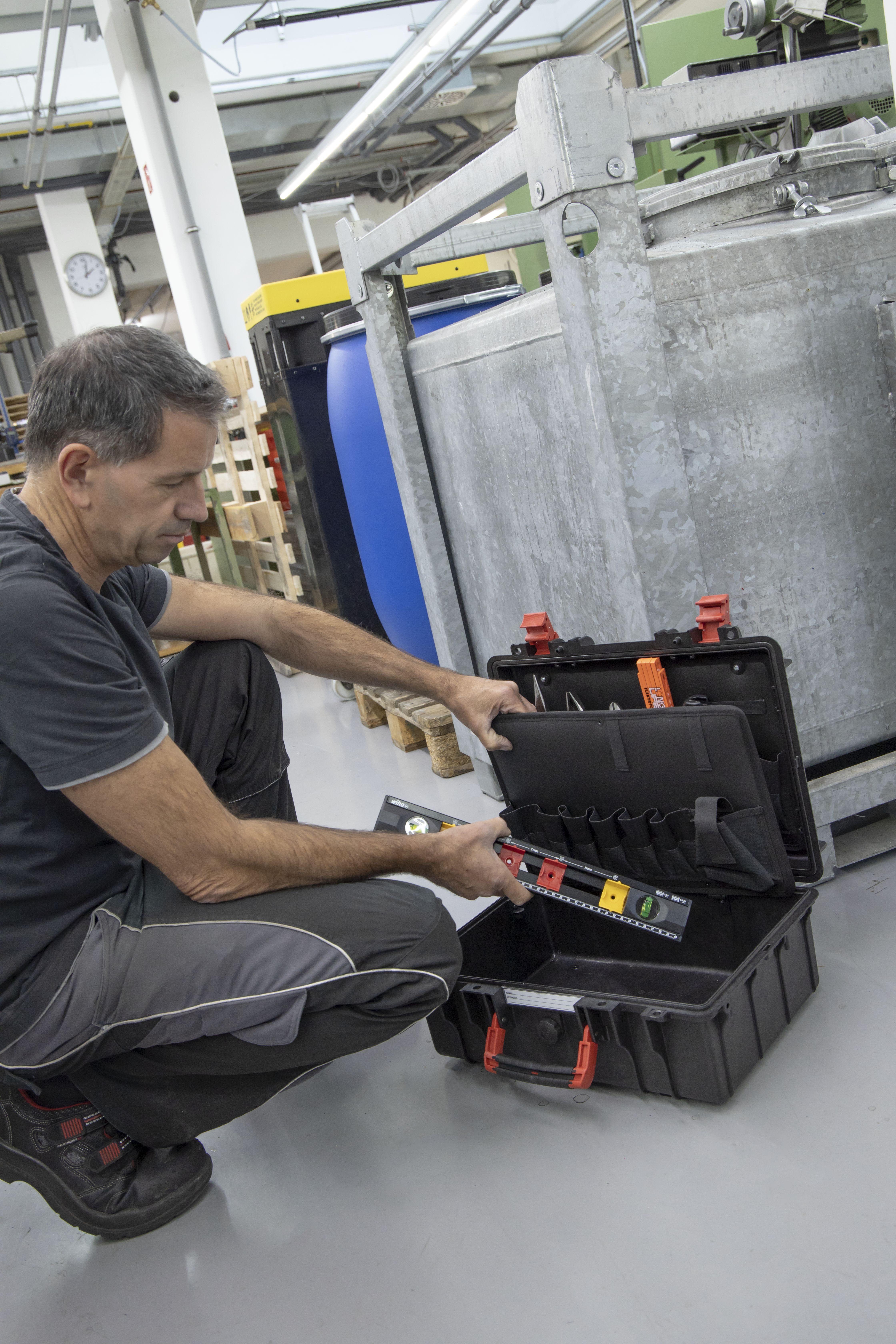 Wiha Werkzeugkoffer für Elektroinstallation (45530), Set für Profi & Azubi 18-teilig VDE