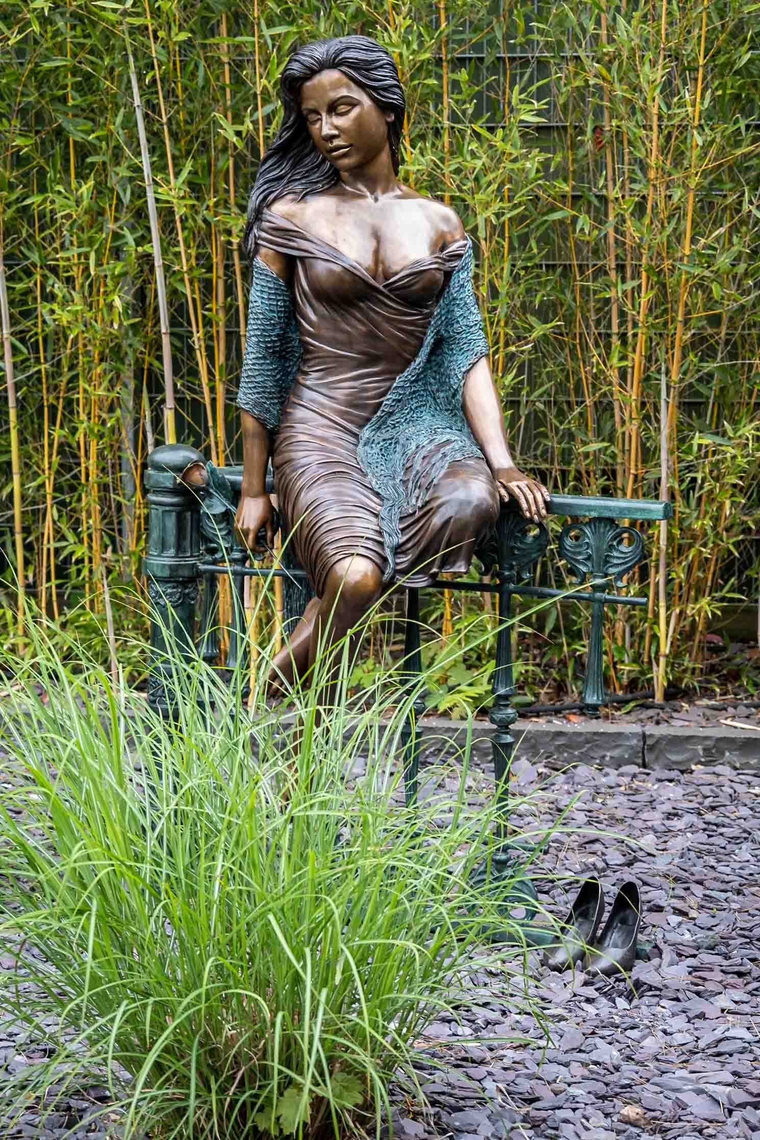 IDYL Gartenfigur IDYL Bronze-Skulptur Frau sitzend auf Zaun, Bronze