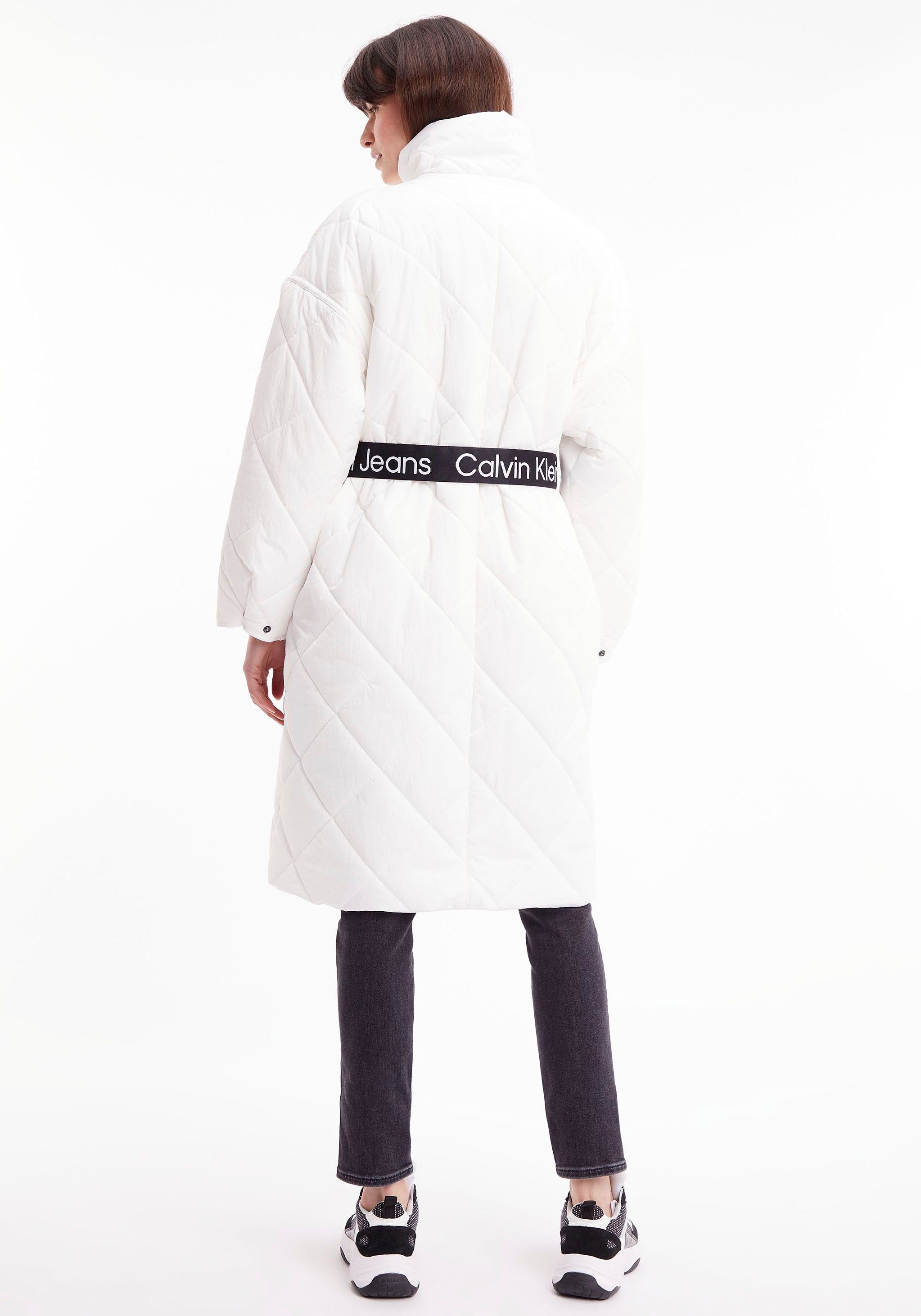 2-tlg., Calvin Klein (Set, mit QUILTED hohem Stehkragen Bindegürtel) Steppmantel mit COAT Jeans Ivory BELTED