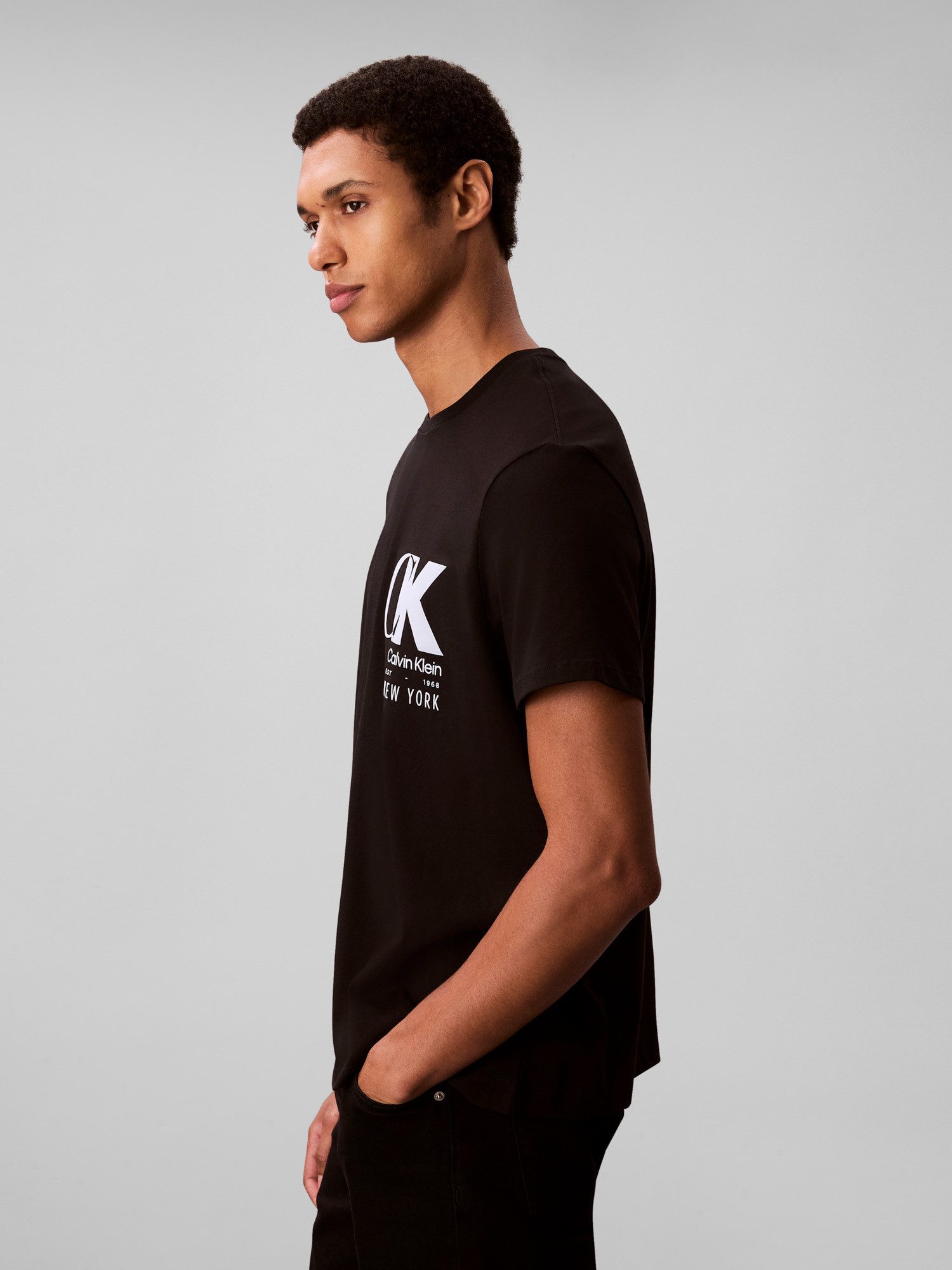 Calvin Klein T-Shirt SS 20S EU CK OVERLAP GRAPHIC TEE Mit Rundhalsausschnitt, regular fit