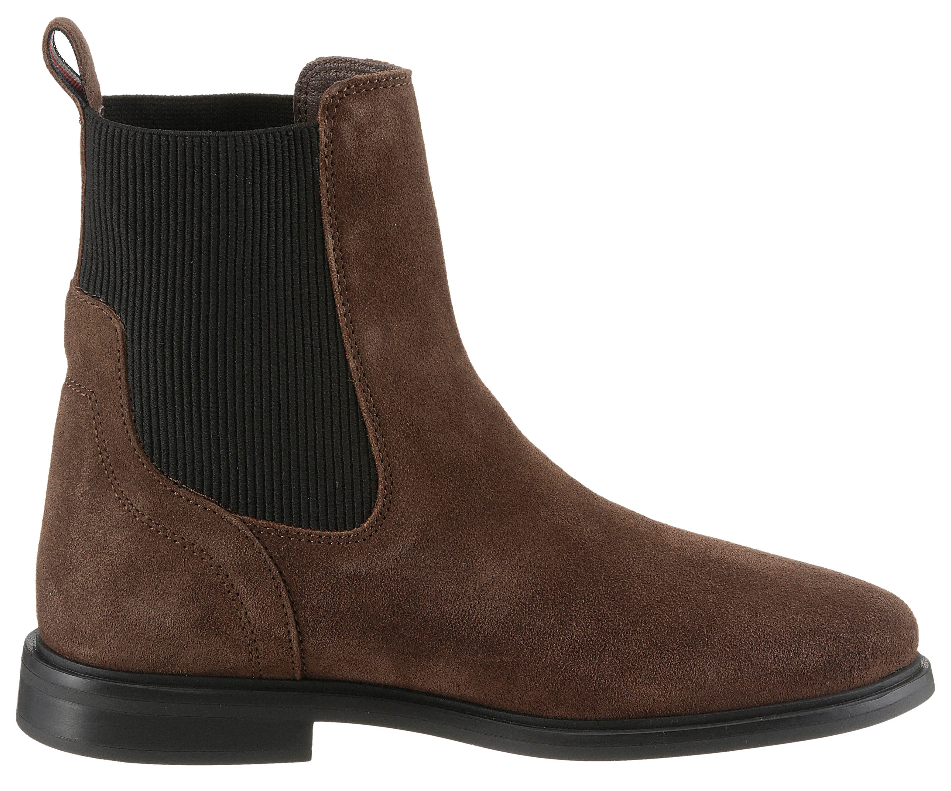 Tommy Hilfiger FLAG SUEDE CHELSEA BOOT Chelseaboots, Stiefelette, Businessschuh mit Hardcover-Flagge an der Ferse