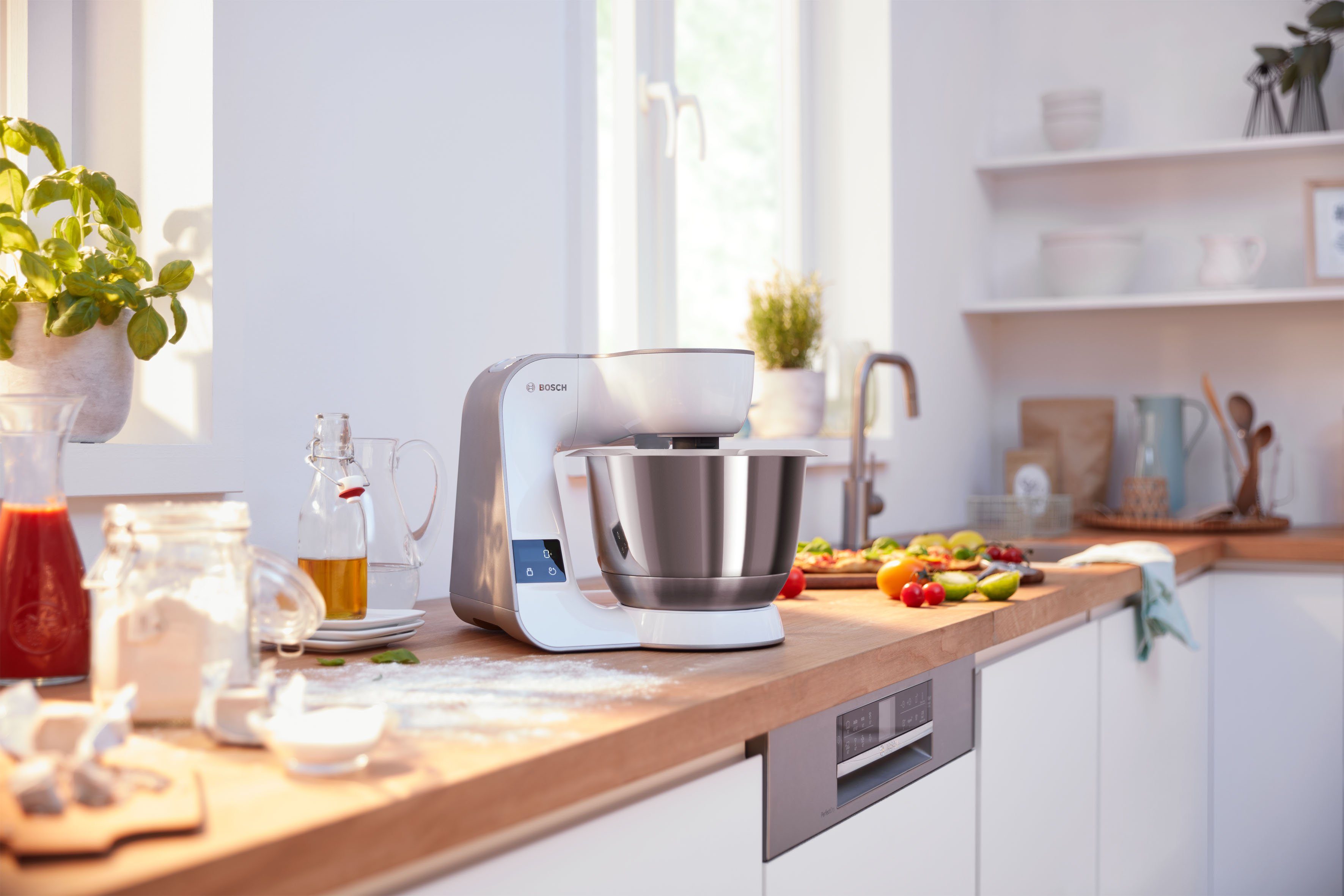 BOSCH Küchenmaschine Serie 4 MUM5XW20, integr. Waage, Durchlaufschnitzler, weiß/champagner, 1000 W, 3,9 l Schüssel, 4 Scheiben, Mixer, Edelstahlschüssel, Knetha – Bild 5 von 5