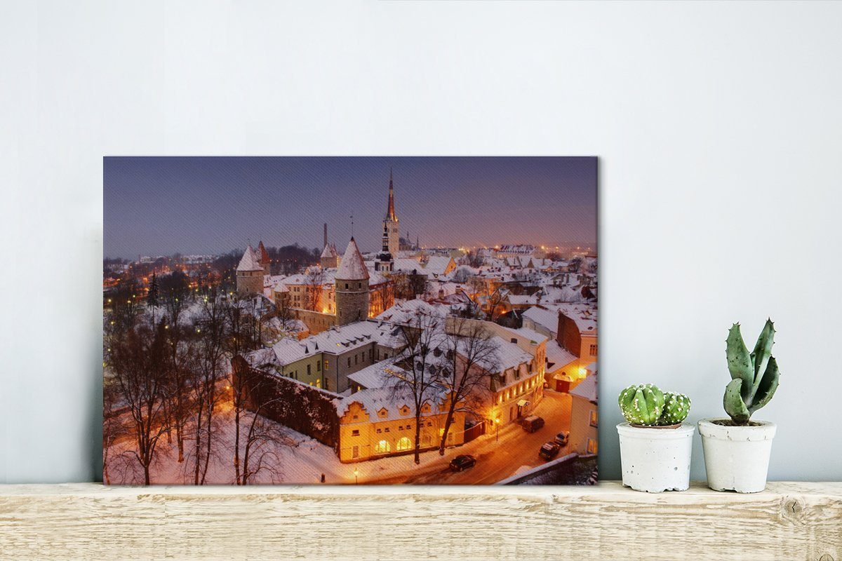 Im den auf Dächern, Wandbild Wanddeko, Leinwandbilder, Leinwandbild Winter Tallinn im OneMillionCanvasses® cm 30x20 Aufhängefertig, Stadtzentrum von (1 liegt Schnee St),