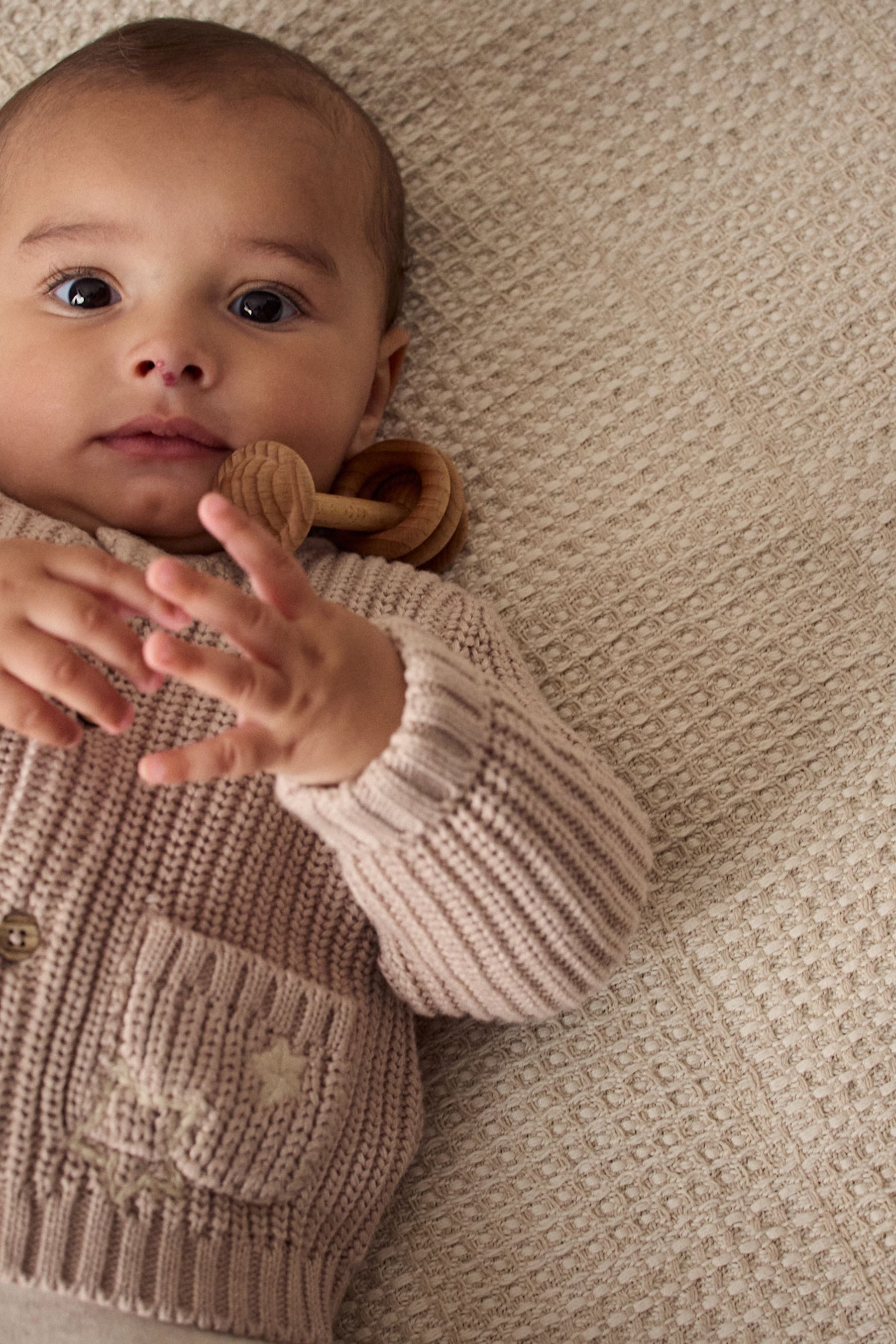 Strickjacke Grobgestrickte Baby-Strickjacke mit Strickerei