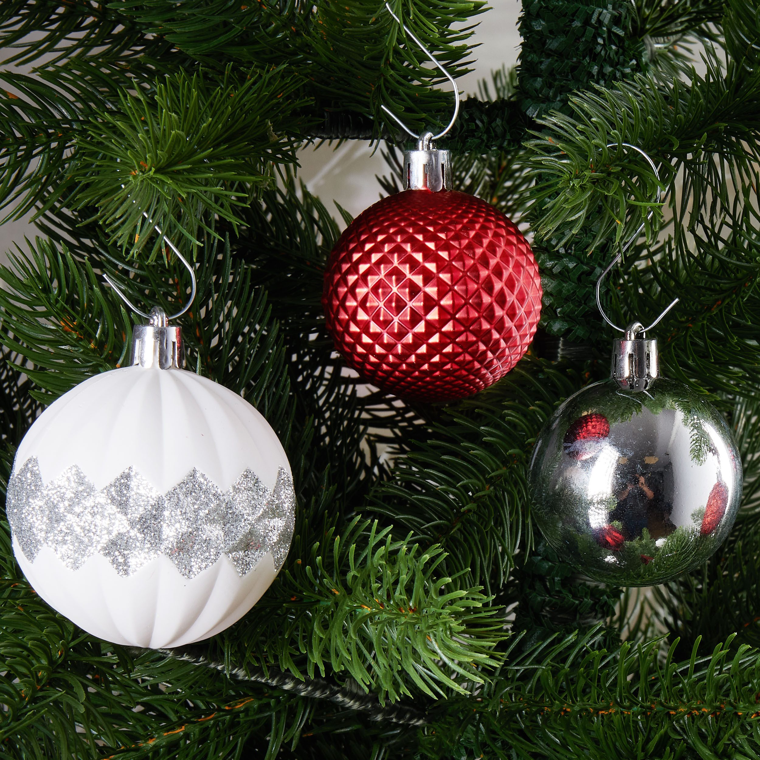 BRUBAKER Weihnachtsbaumkugel 50 -tlg. Premium Christbaumschmuck - Weihnachtskugel Set (50 St), Glitzer Kugeln, Schneeflocken, Eiszapfen und Tannenzapfen Baumsch – Bild 4 von 5