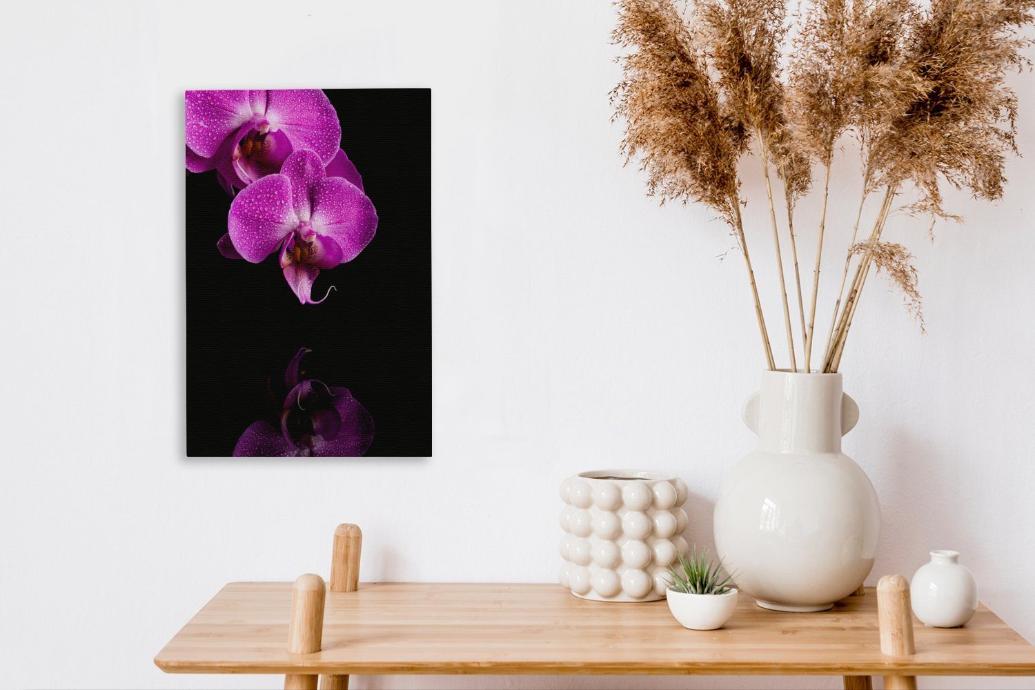 Leinwandbild Orchideen OneMillionCanvasses® Leinwandbild Zwei Zackenaufhänger, Hintergrund, St), inkl. fertig (1 schwarzem vor cm lila 20x30 Gemälde, bespannt