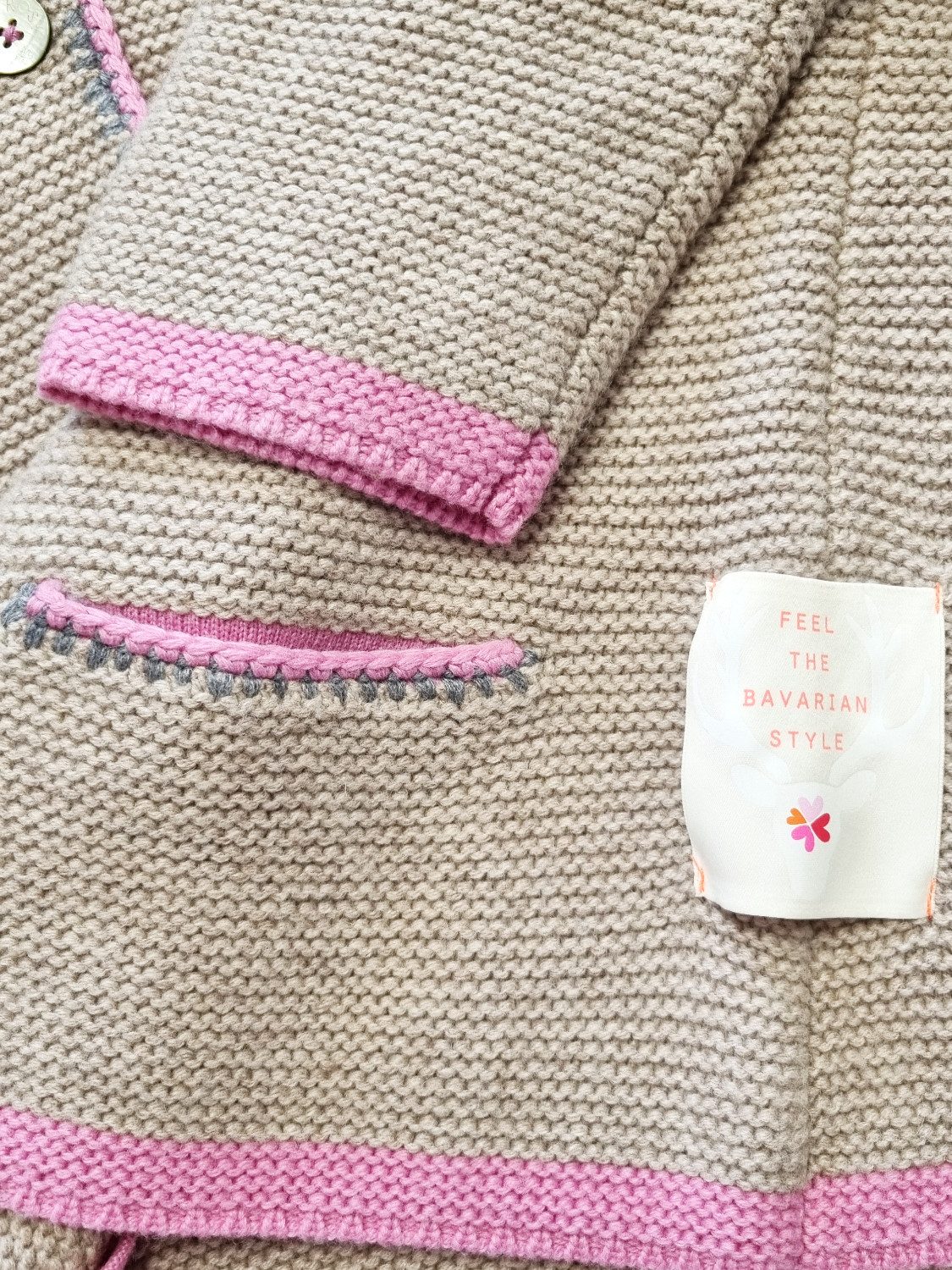 LIKS. Munich Trachtenstrickjacke TeresaC mit Kapuze, Knopfleiste & Herzblumenstickerei – Bild 5 von 5