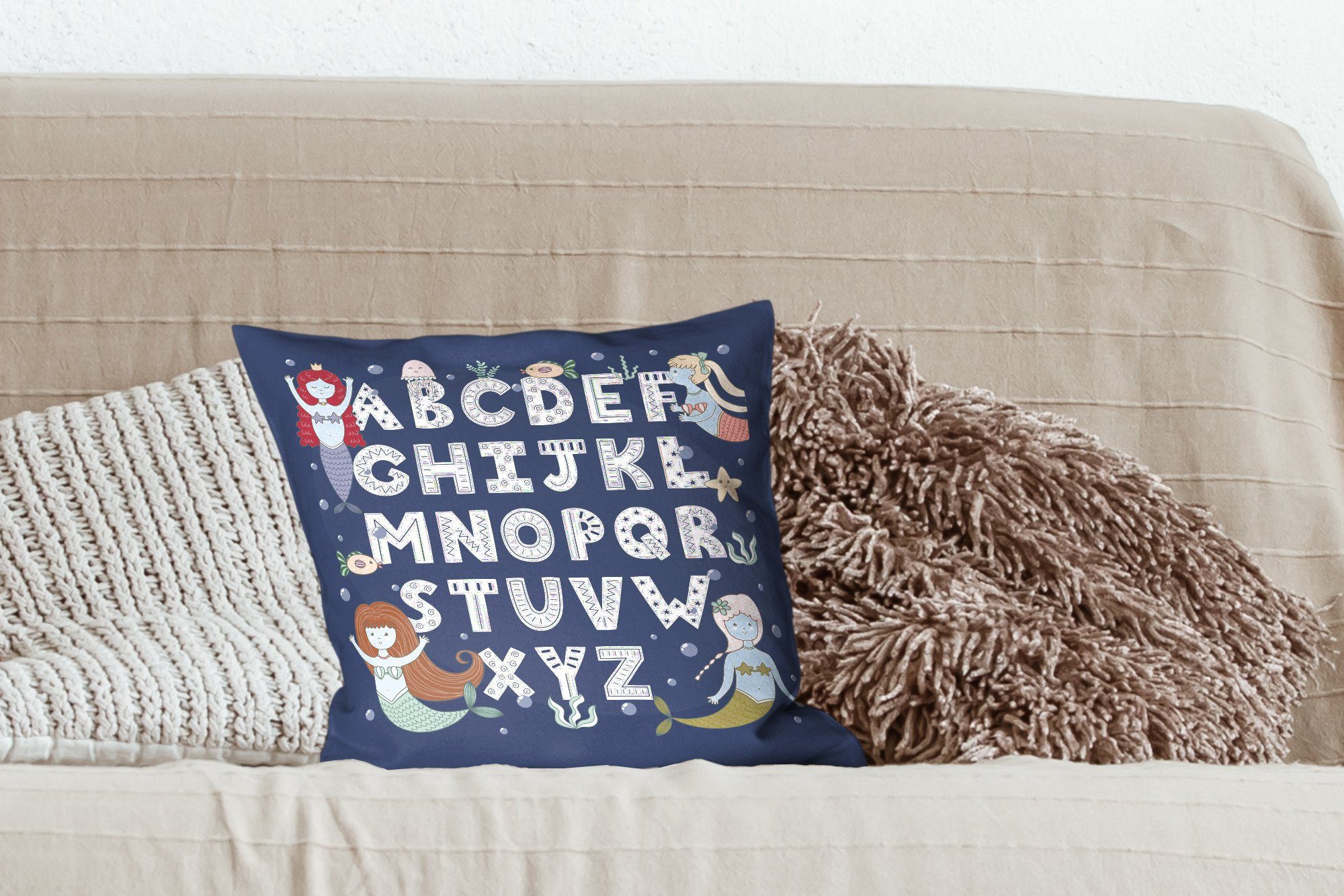 Schlafzimmer, auf Alphabet MuchoWow Hintergrund, Zierkissen Wohzimmer, Deko, mit Meerjungfrauen dunklen Sofakissen Füllung für einem Dekokissen mit Illustration