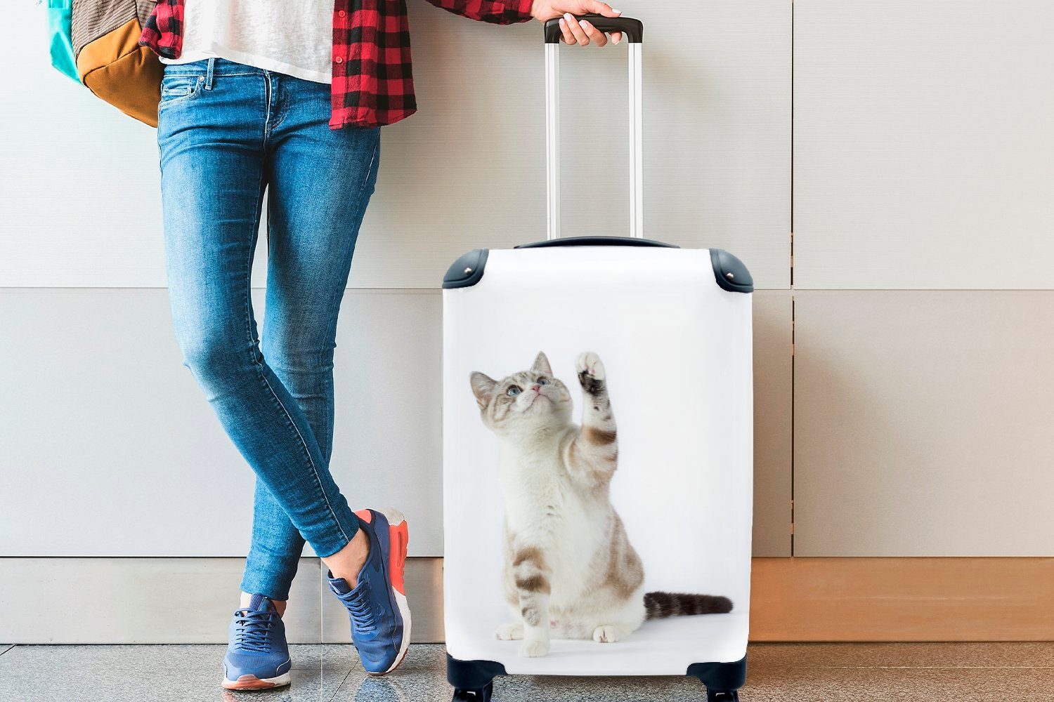 MuchoWow Handgepäckkoffer Spielende Katze mit für Hintergrund, Handgepäck rollen, auf Ferien, Reisekoffer Trolley, 4 Reisetasche weißem Rollen